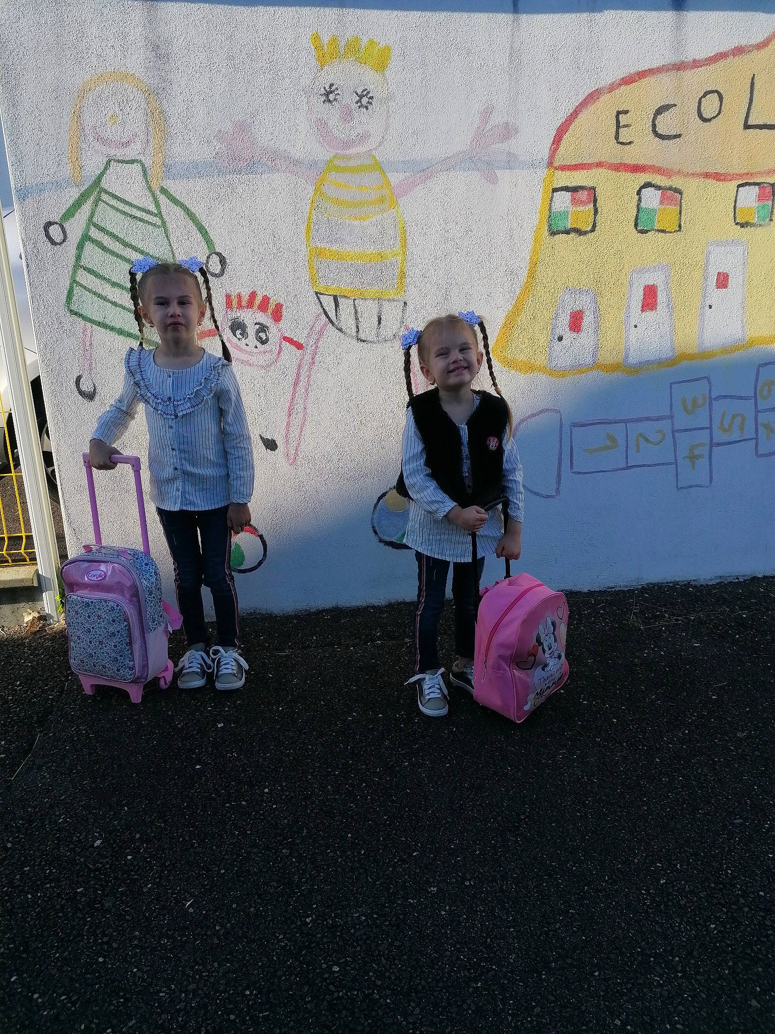 Camelia a rejoint le concours — aidez-le/la à gagner de superbes lots ! art, chair, child, child_art, drawing, flooring, fun, illustration, joy, kindergarten, leisure, magenta, mural, pattern, person, pink, play, purple, room, street_art