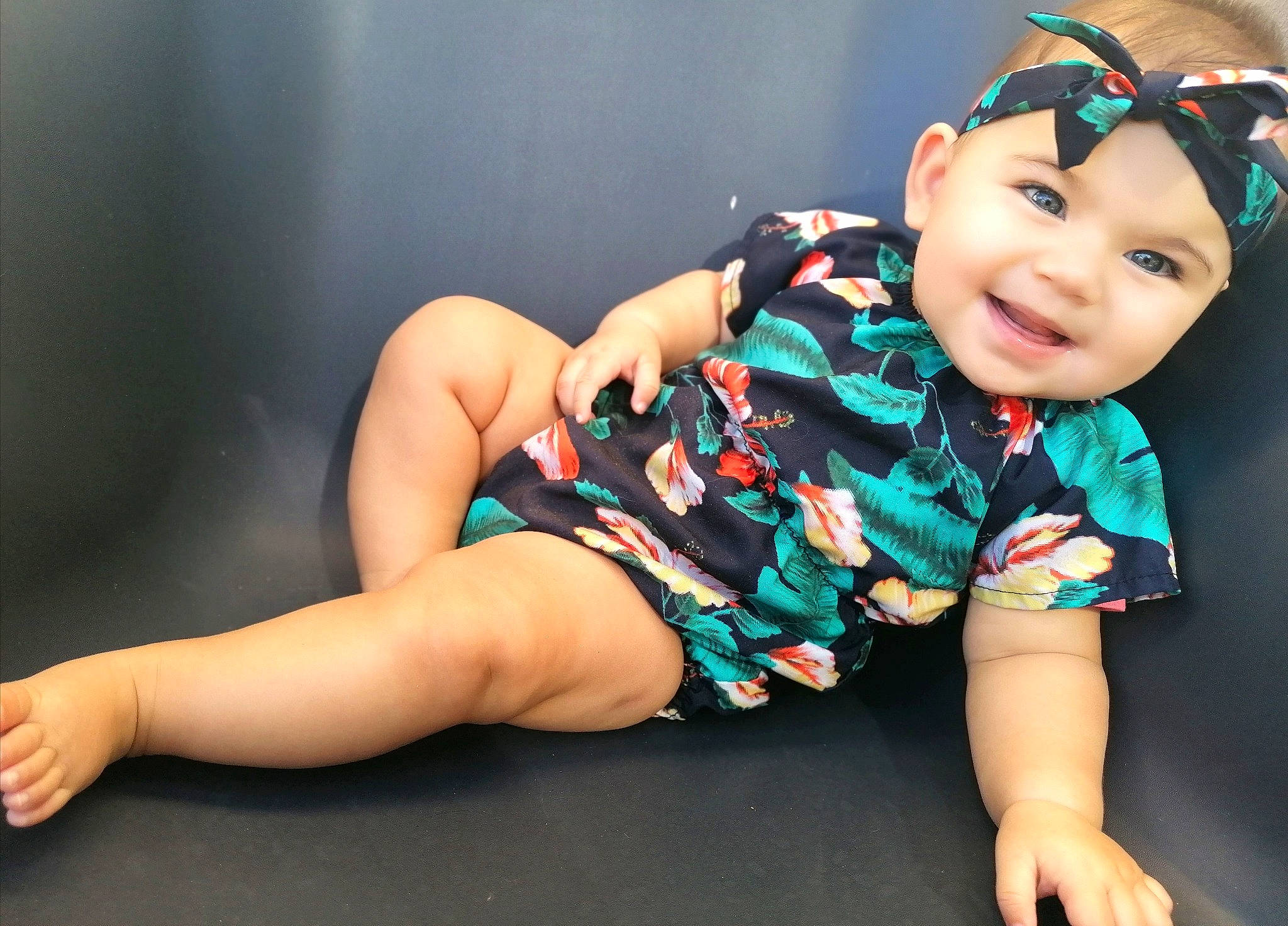 Manutea participe au concours pour gagner de l'argent avec cette photo : baby, baby_toddler_clothing, barefoot, dress, electric_blue, fashion_accessory, flash_photography, foot, happy, headwear, human_body, human_leg, knee, leg, pattern, person, sitting, sleeve, sportswear, thigh