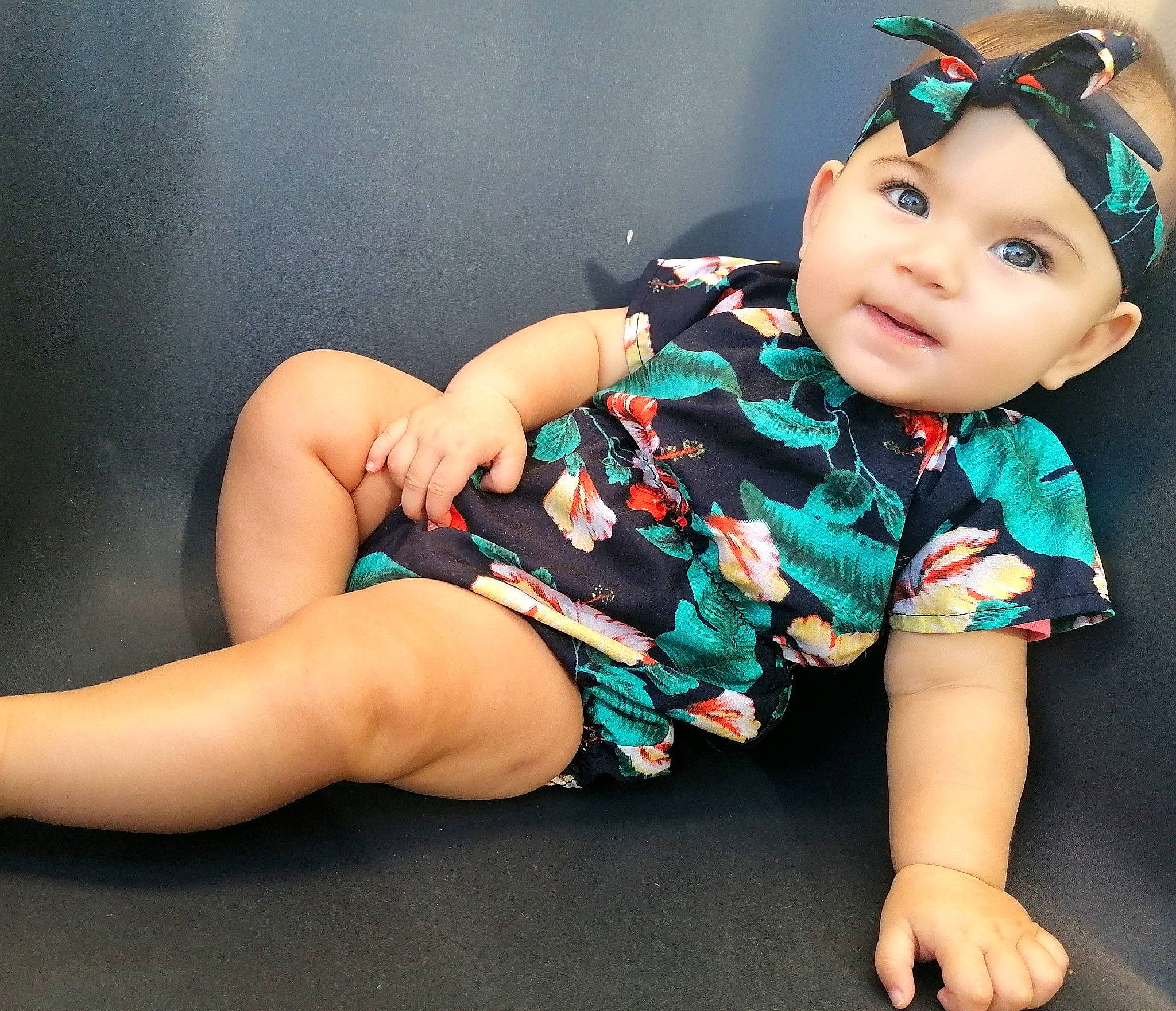 Manutea participe au concours pour gagner de l'argent avec cette photo : baby_toddler_clothing, barefoot, black_hair, doll, electric_blue, finger, flash_photography, foot, happy, headwear, human_body, human_leg, joint, knee, leg, person, sitting, sleeve, thigh, toy