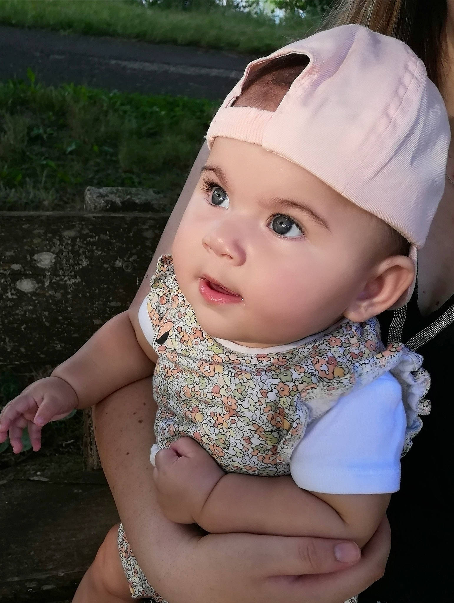 Manutea a rejoint le concours — aidez-le/la à gagner de superbes lots ! baby, baby_products, baby_toddler_clothing, cap, cheek, child, cool, eye, fashion_accessory, fun, gesture, grass, happy, headgear, headwear, iris, jewellery, lip, person, skin
