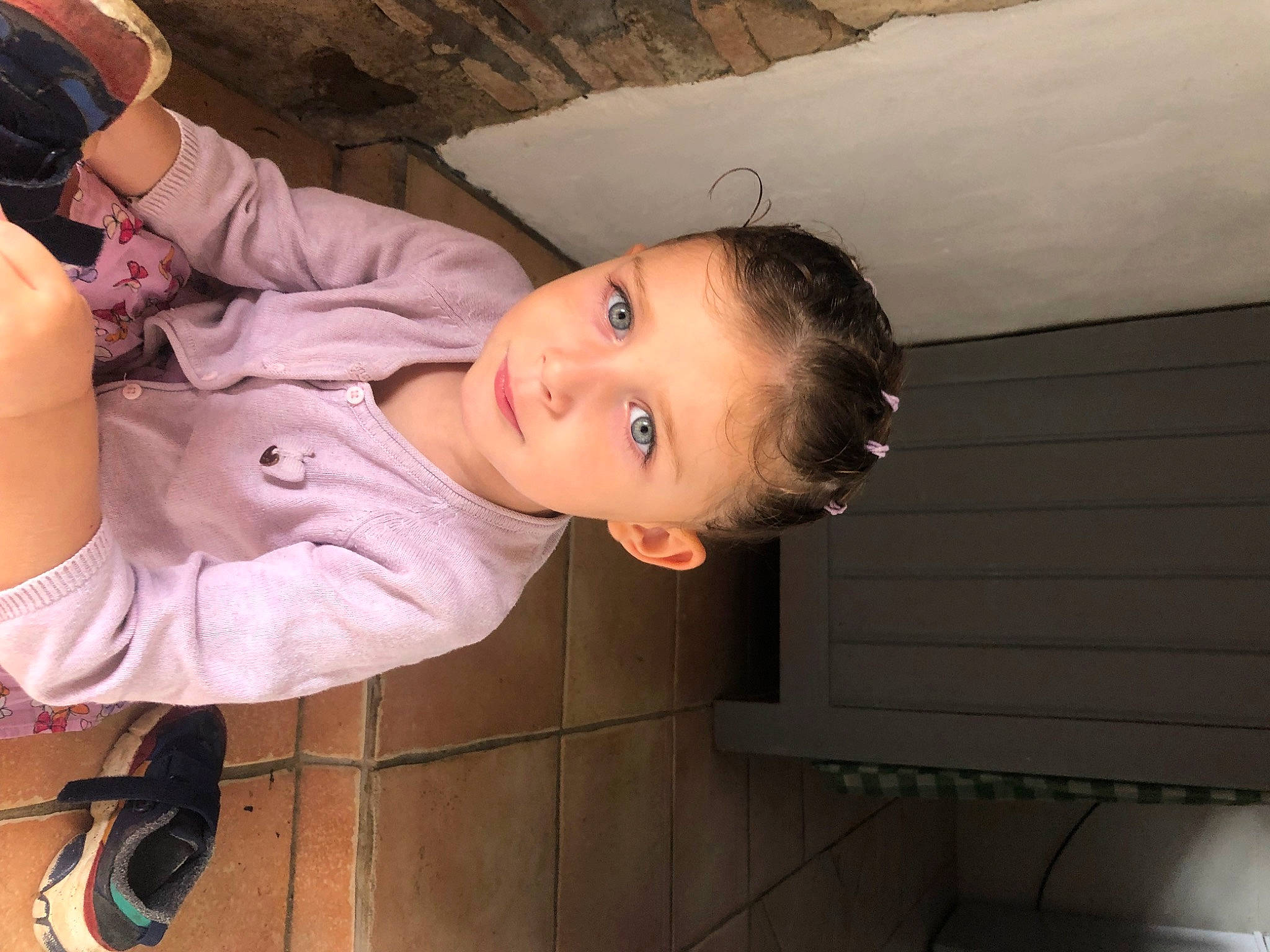 Lilas a rejoint le concours — aidez-le/la à gagner de superbes lots ! baby, baby_toddler_clothing, baseball_cap, child, eyewear, fun, goggles, happy, hat, mouth, nose, person, sitting, skin, sunglasses, toddler, wood