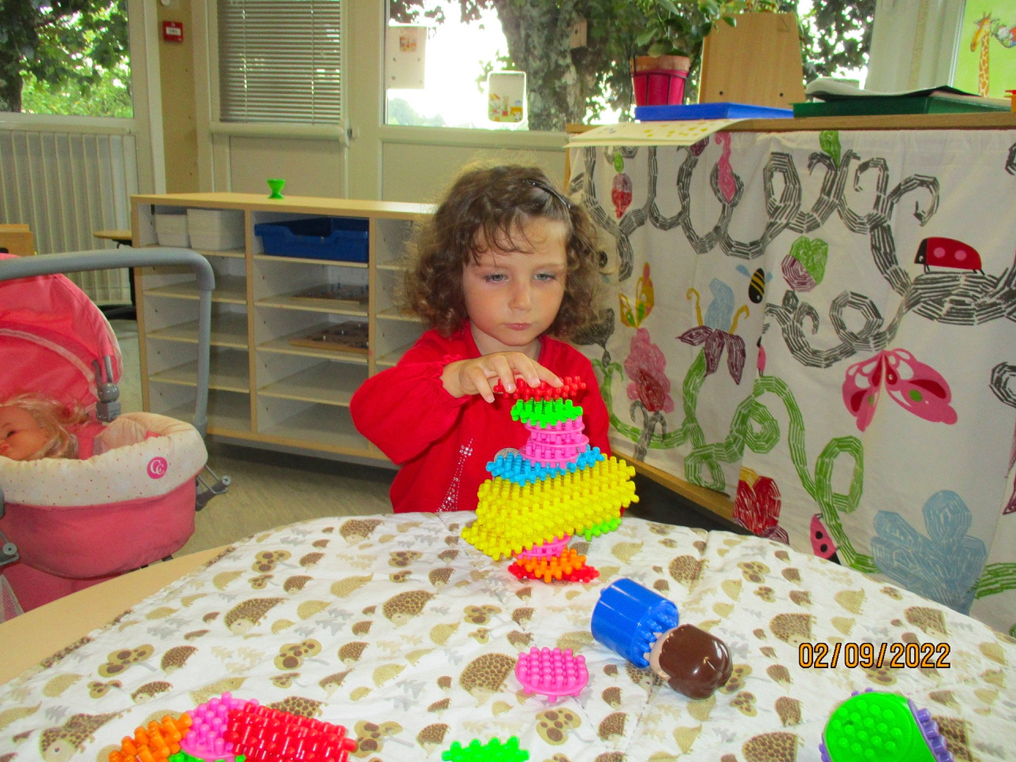 Lilas participe au concours pour gagner de l'argent avec cette photo : baby_toddler_clothing, birthday, chair, child, event, flooring, fun, furniture, leisure, linens, pattern, person, play, room, sharing, sitting, summer, table, textile, toddler