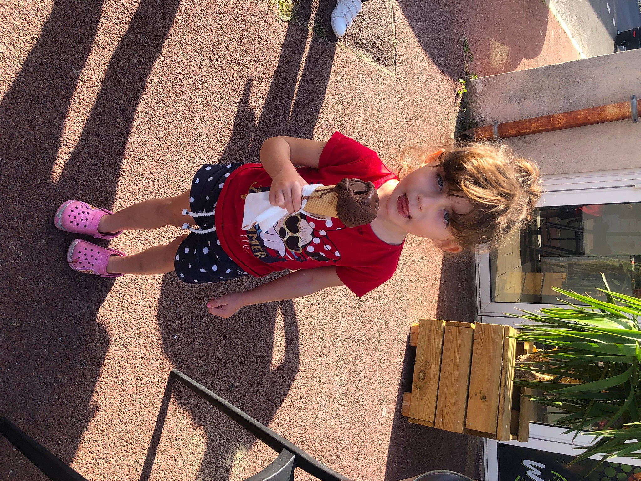 Lilas participe au concours pour gagner de l'argent avec cette photo : child, fun, human_leg, leisure, magenta, pattern, person, plant, recreation, shadow, summer, thigh, toddler, vacation