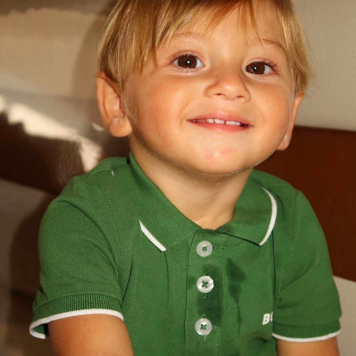 Aaron participe au concours pour gagner de l'argent avec cette photo : brown_eyes, buttoned_shirt, casual_clothing, child, closeup, cute, face, green_polo_shirt, happy, happy_expression, indoor, kid, light_skin, person, portrait, short_hair, sitting, smile, wet_stain, young_boy