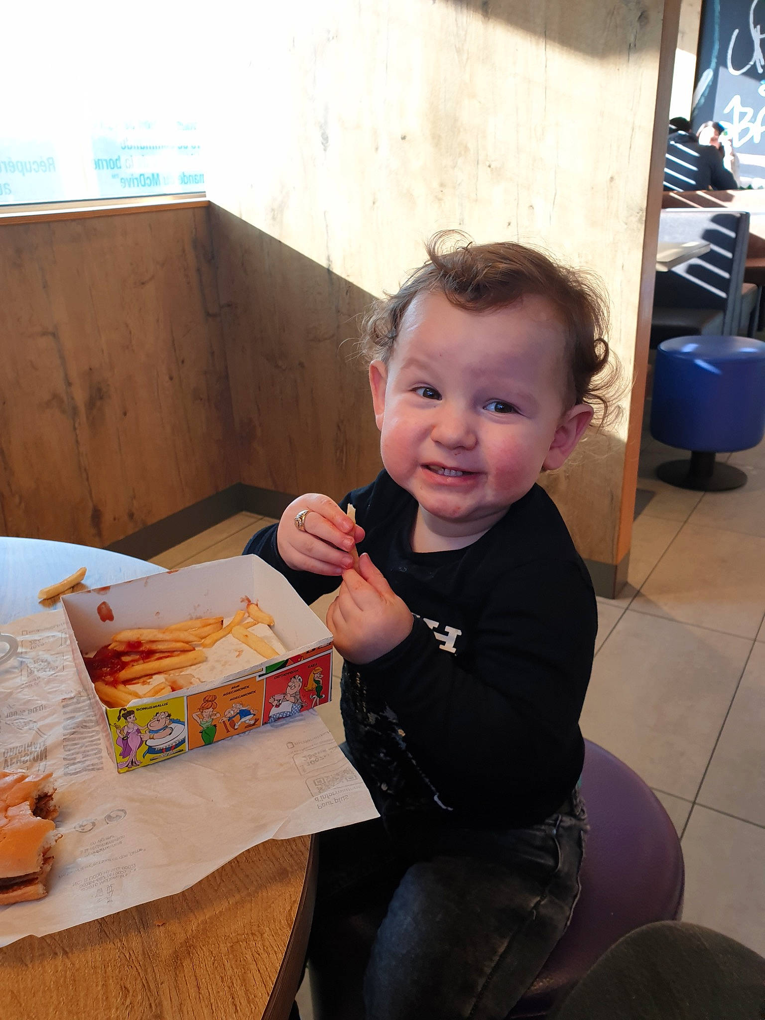 Ethan participe au concours pour gagner de l'argent avec cette photo : child, person, toddler