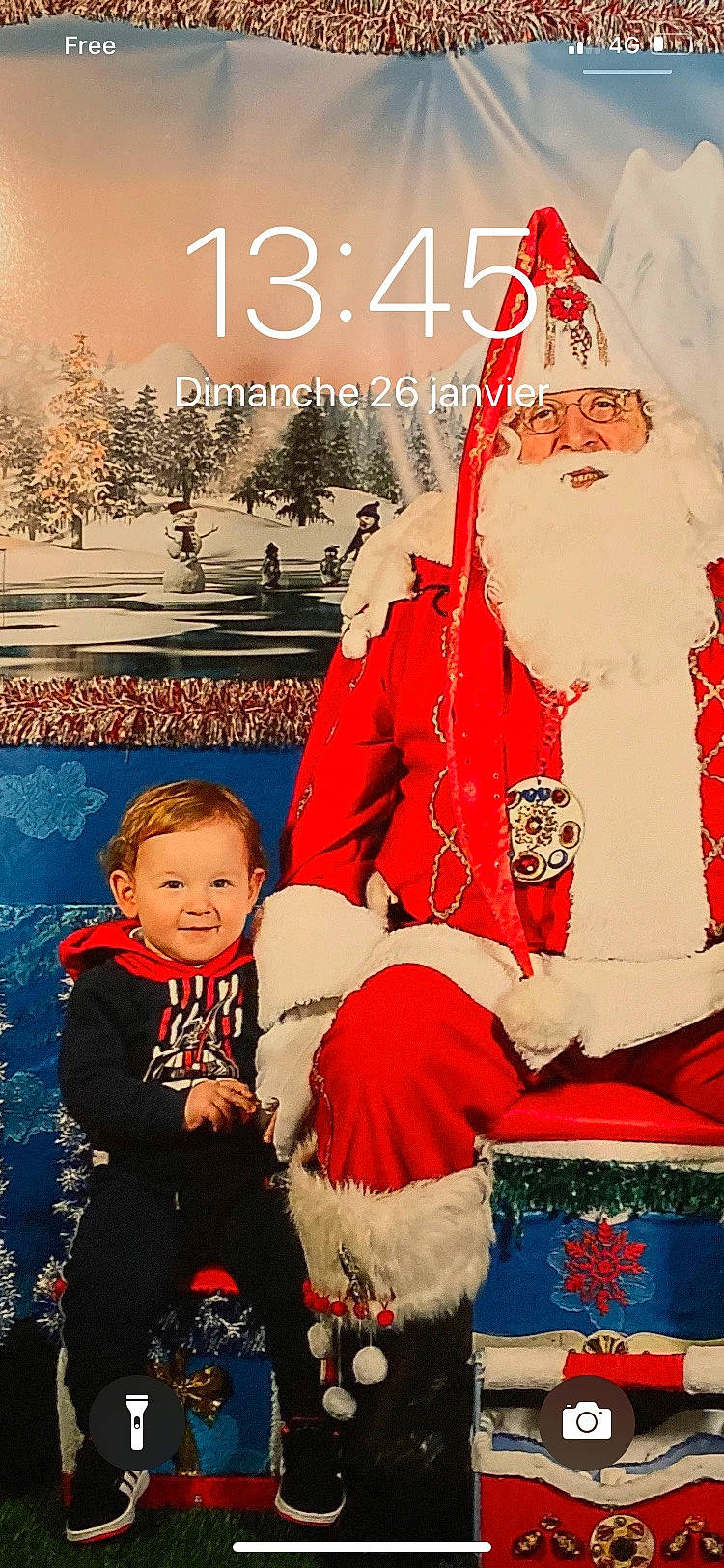 Ethan participe au concours pour gagner de l'argent avec cette photo : christmas, christmas_eve, fictional_character, holiday, joy, lap, person, santa_claus, smile, tradition