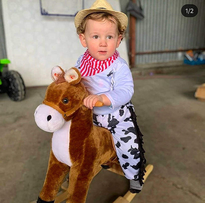 Ethan participe au concours pour gagner de l'argent avec cette photo : child, costume, fawn, giraffe, giraffidae, person, plush, smile, stuffed_toy, toddler, toy