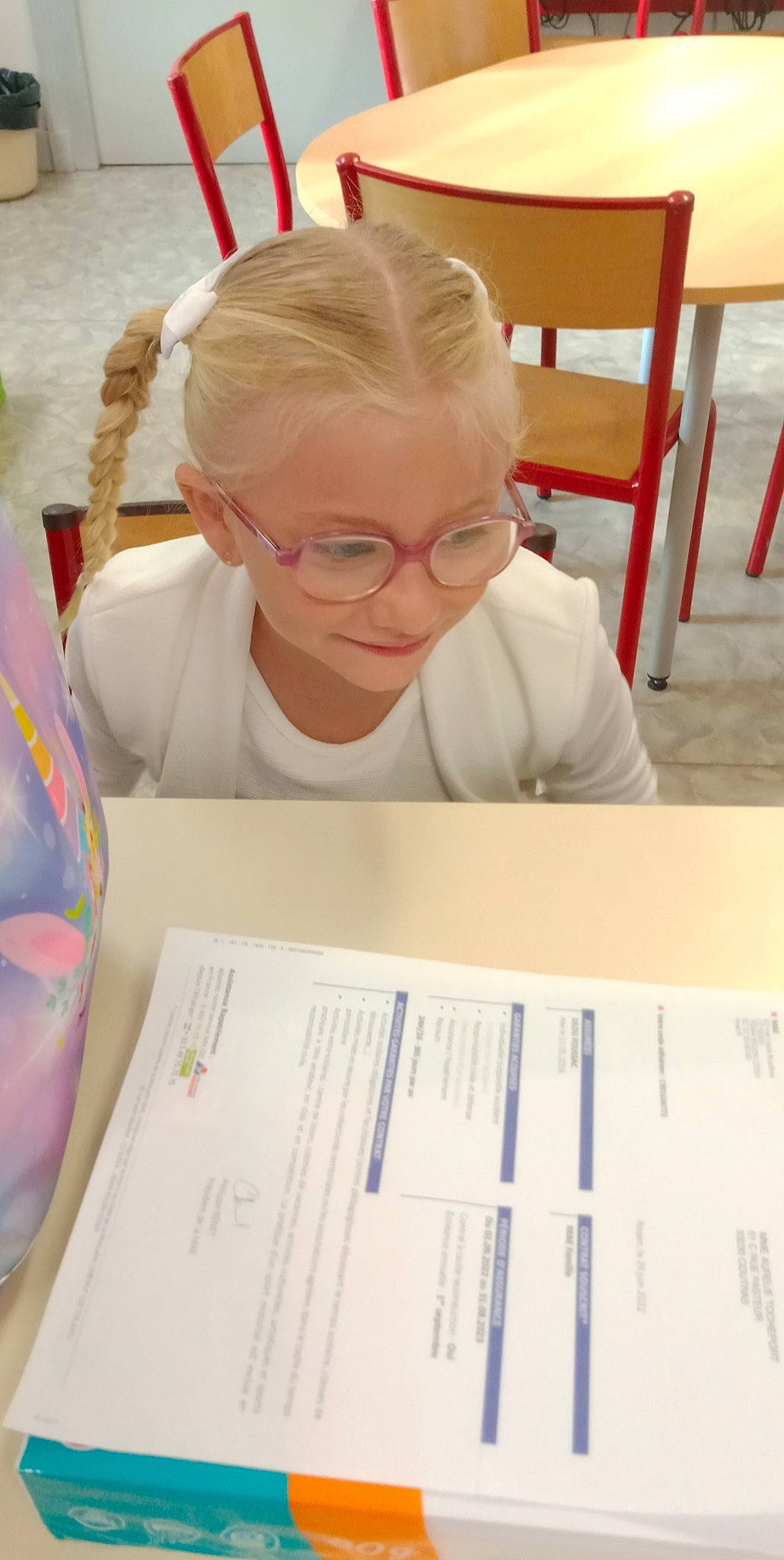 Lilou a rejoint le concours — aidez-le/la à gagner de superbes lots ! book, chair, child, desk, eyewear, flooring, fun, glasses, homework, learning, office_instrument, office_supplies, person, reading, room, sitting, t_shirt, table, vision_care, writing