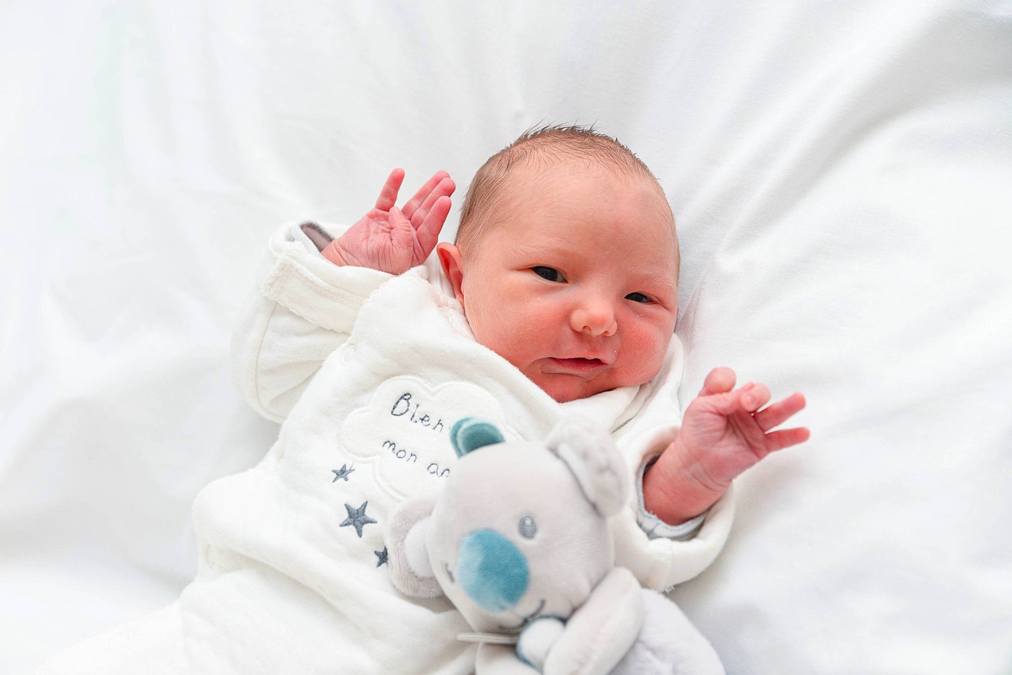 Kelvin a rejoint le concours — aidez-le/la à gagner de superbes lots ! art, baby, baby_products, baby_sleeping, baby_toddler_clothing, bedtime, cheek, child, comfort, gesture, happy, linens, person, portrait_photography, sitting, sleep, thumb, toddler