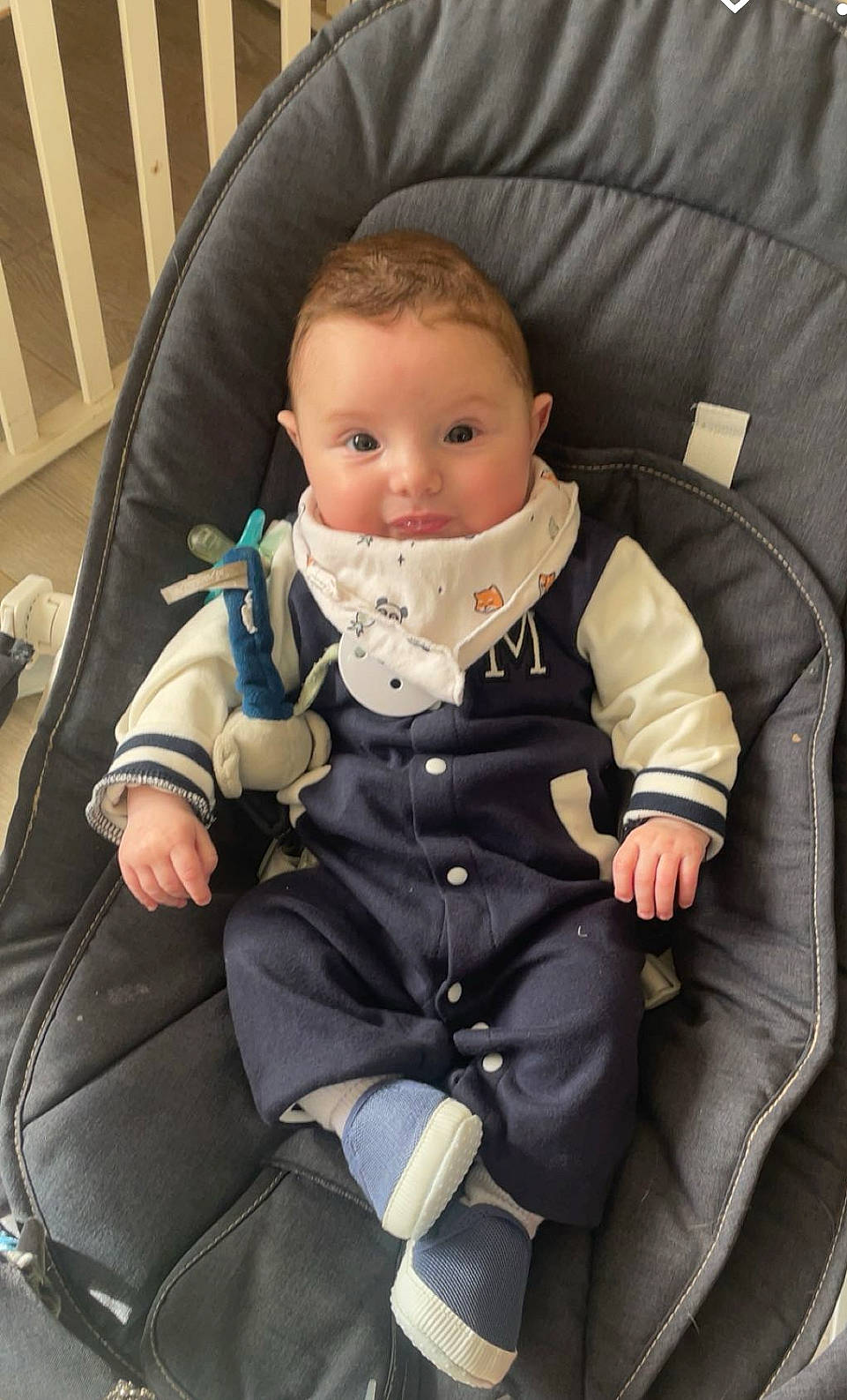 Kelvin a rejoint le concours — aidez-le/la à gagner de superbes lots ! auto_part, baby, baby_carriage, baby_in_car_seat, baby_products, baby_safety, baby_toddler_clothing, car_seat, chair, cheek, child, comfort, human_body, lap, person, product, sitting, sleeve, toddler