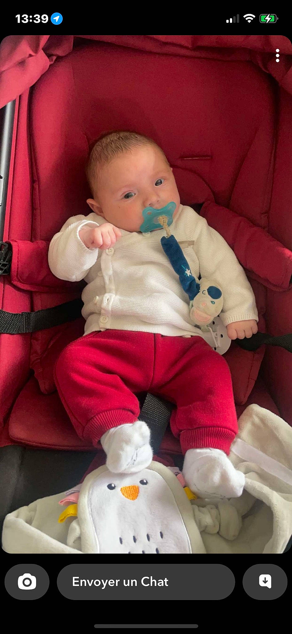 Kelvin a rejoint le concours — aidez-le/la à gagner de superbes lots ! arm, baby, baby_products, baby_toddler_clothing, cheek, child, comfort, head, joint, knee, organ, person, pink, red, sitting, skin, sleeve, textile, toddler, toy