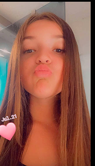 Oceane a rejoint le concours — aidez-le/la à gagner de superbes lots ! black_hair, blond, cheek, chest, eyebrow, eyelash, flash_photography, forehead, gesture, happy, iris, jaw, layered_hair, lip, long_hair, mouth, neck, nose, person, skin