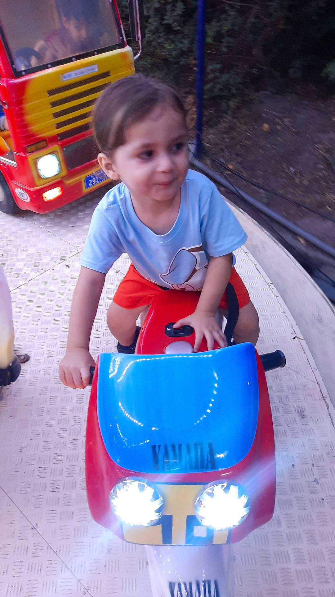 Maylone a rejoint le concours — aidez-le/la à gagner de superbes lots ! automotive_exterior, baby_toddler_clothing, child, electric_blue, fun, happy, mode_of_transport, motor_vehicle, person, photograph, public_space, recreation, red, riding_toy, shorts, snapshot, tire, toddler, travel, vehicle