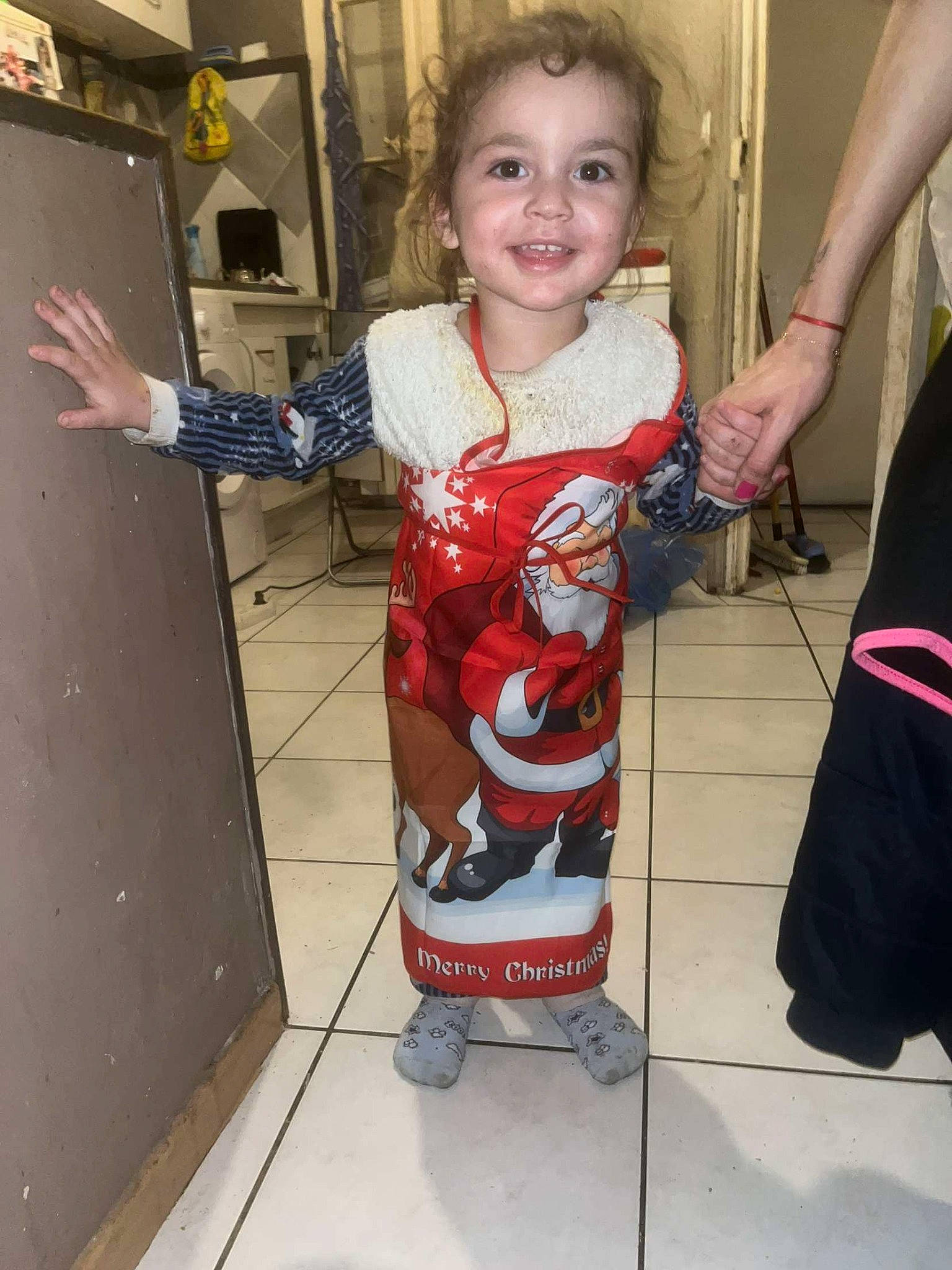 Maylone participe au concours pour gagner de l'argent avec cette photo : blond, child, finger, flooring, fun, gesture, happy, human_body, joint, joy, leg, long_hair, person, shoulder, sleeve, smile, standing, thigh, thumb, toddler