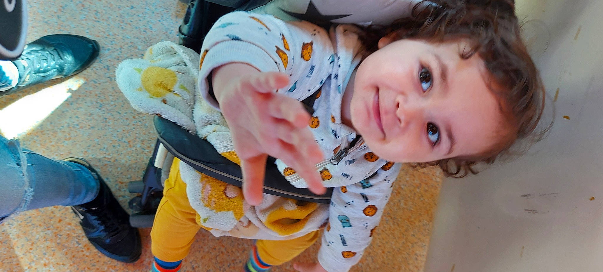 Maylone a rejoint le concours — aidez-le/la à gagner de superbes lots ! baby, baby_products, baby_toddler_clothing, cheek, child, comfort, eye, fun, grass, happy, iris, nose, person, plant, sitting, skin, sleeve, toddler, toy, tree