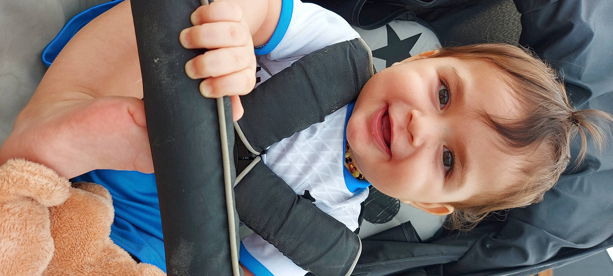 Maylone participe au concours pour gagner de l'argent avec cette photo : baby, baby_carriage, baby_in_car_seat, baby_toddler_clothing, blue, cheek, comfort, cool, electric_blue, eyelash, finger, gesture, hand, happy, person, seat_belt, sleeve, smile, thumb, toddler