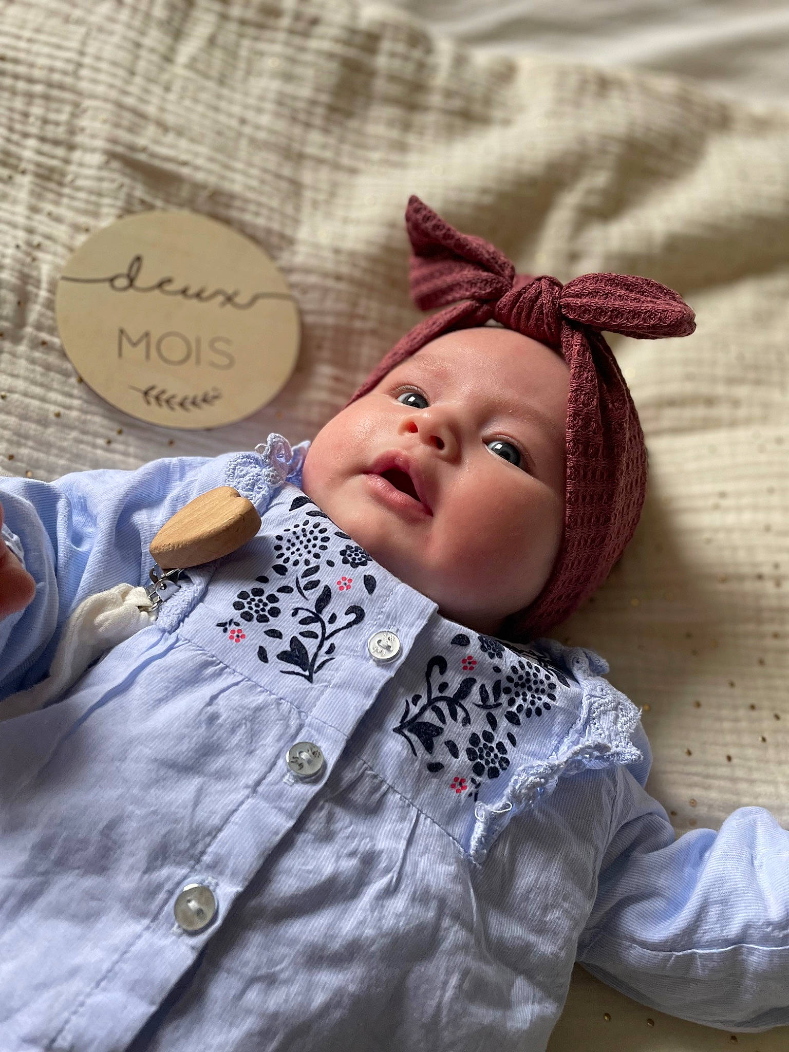 Tessa a rejoint le concours — aidez-le/la à gagner de superbes lots ! baby, baby_products, baby_toddler_clothing, bedding, cap, child, costume_hat, doll, eyelash, fashion_accessory, fur, handwriting, happy, head, headwear, linens, pattern, person, sleeve, textile