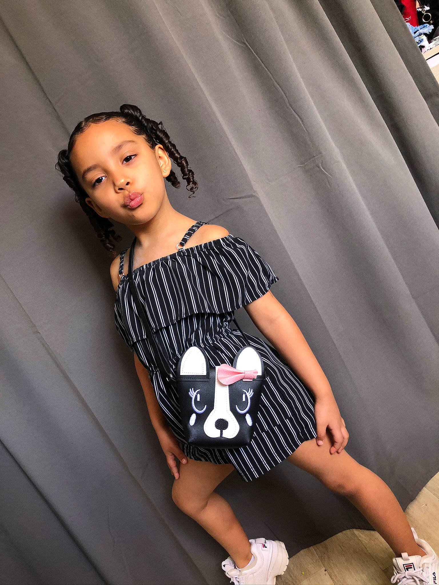 Noémy a rejoint le concours — aidez-le/la à gagner de superbes lots ! arm, automotive_design, black_hair, day_dress, dress, elbow, eye, eyewear, fashion_design, flash_photography, human_leg, joint, knee, leg, lip, long_hair, person, sleeve, street_fashion, thigh