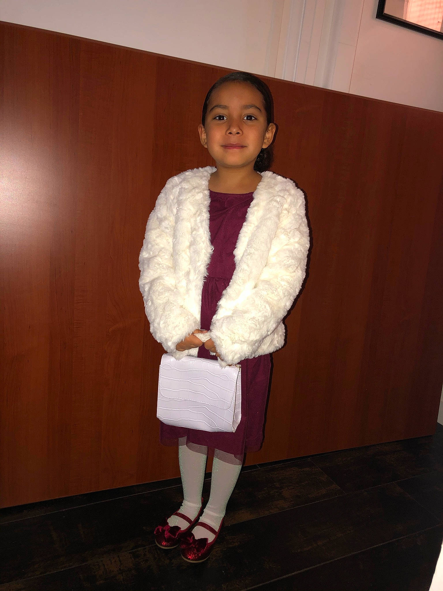 Noémy participe au concours pour gagner de l'argent avec cette photo : blazer, collar, dress_shirt, event, fashion_design, flooring, formal_wear, fur, fur_clothing, hardwood, human_body, human_leg, joy, knee, leg, natural_material, person, picture_frame, shoe, sleeve