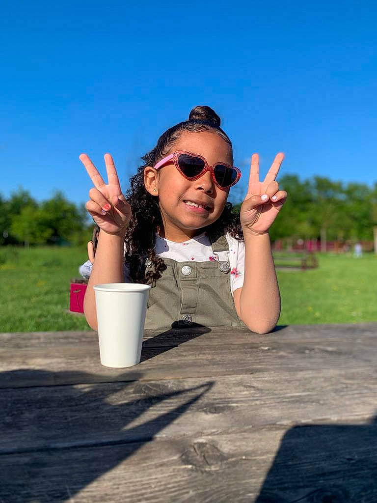 Noémy a rejoint le concours — aidez-le/la à gagner de superbes lots ! drinkware, eyewear, finger, fun, gesture, glasses, goggles, grass, hand, happy, joy, landscape, leisure, person, plant, recreation, sky, sunglasses, thumb, travel