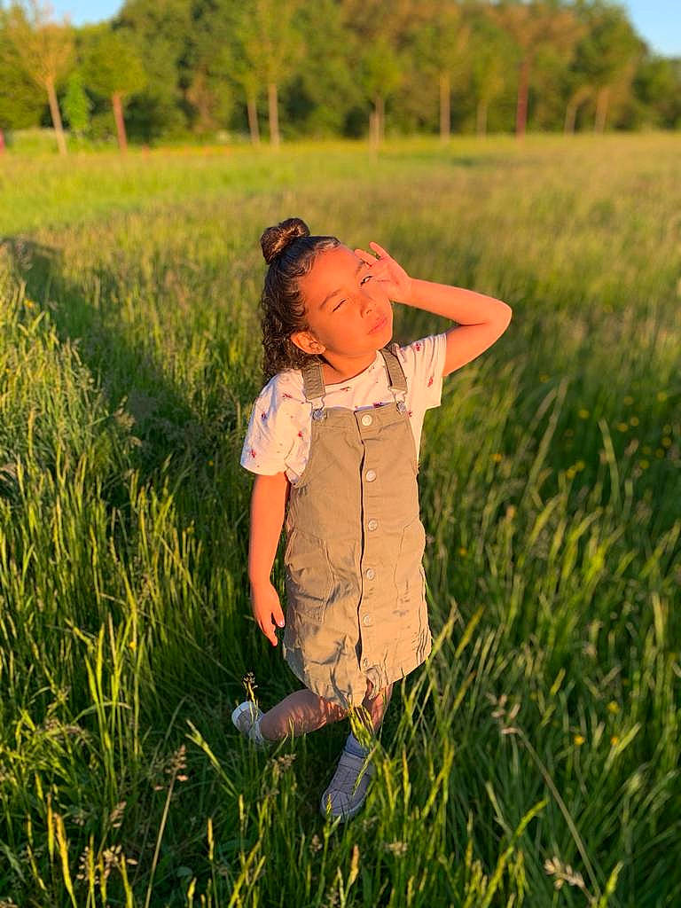 Noémy a rejoint le concours — aidez-le/la à gagner de superbes lots ! agriculture, ecoregion, field, flash_photography, fun, gesture, grass, grassland, happy, hat, landscape, meadow, natural_landscape, people_in_nature, person, plain, plant, prairie, rural_area, sky