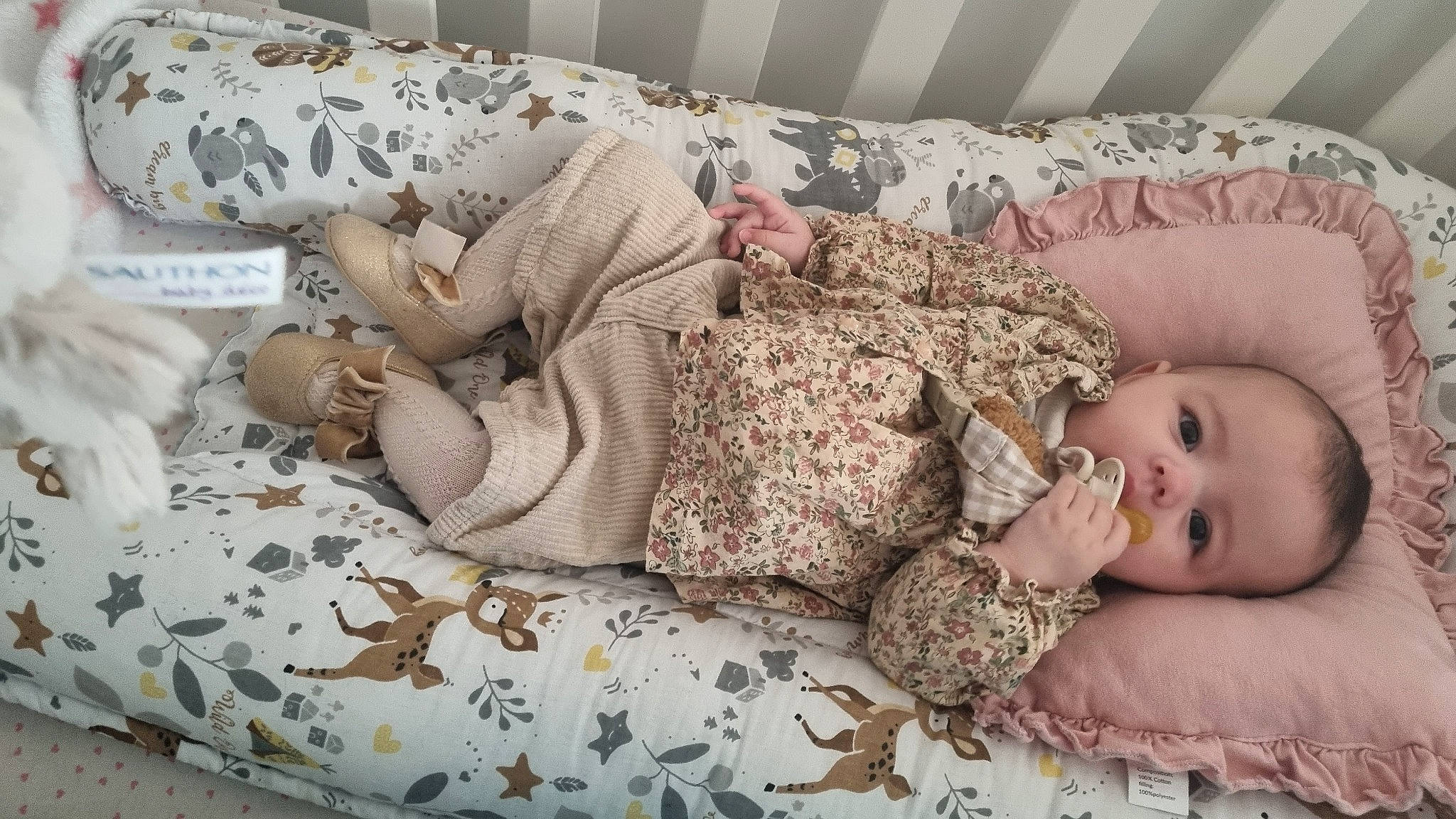 Lina a rejoint le concours — aidez-le/la à gagner de superbes lots ! baby, baby_sleeping, baby_toddler_clothing, bedding, child, comfort, couch, finger, flooring, head, human_body, leg, linens, military_camouflage, pattern, person, skin, sleeve, textile, thigh