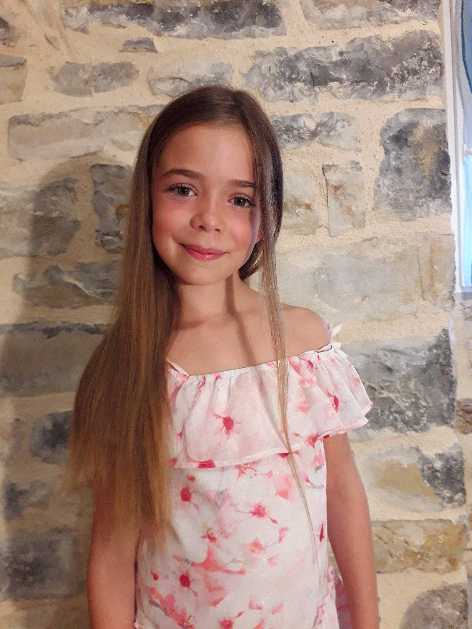 Lison participe au concours pour gagner de l'argent avec cette photo : beauty, brown_hair, child_model, dress, eye, face, hair, hairstyle, joy, lady, lip, long_hair, model, person, photo_shoot, photography, pink, shoulder, skin, smile