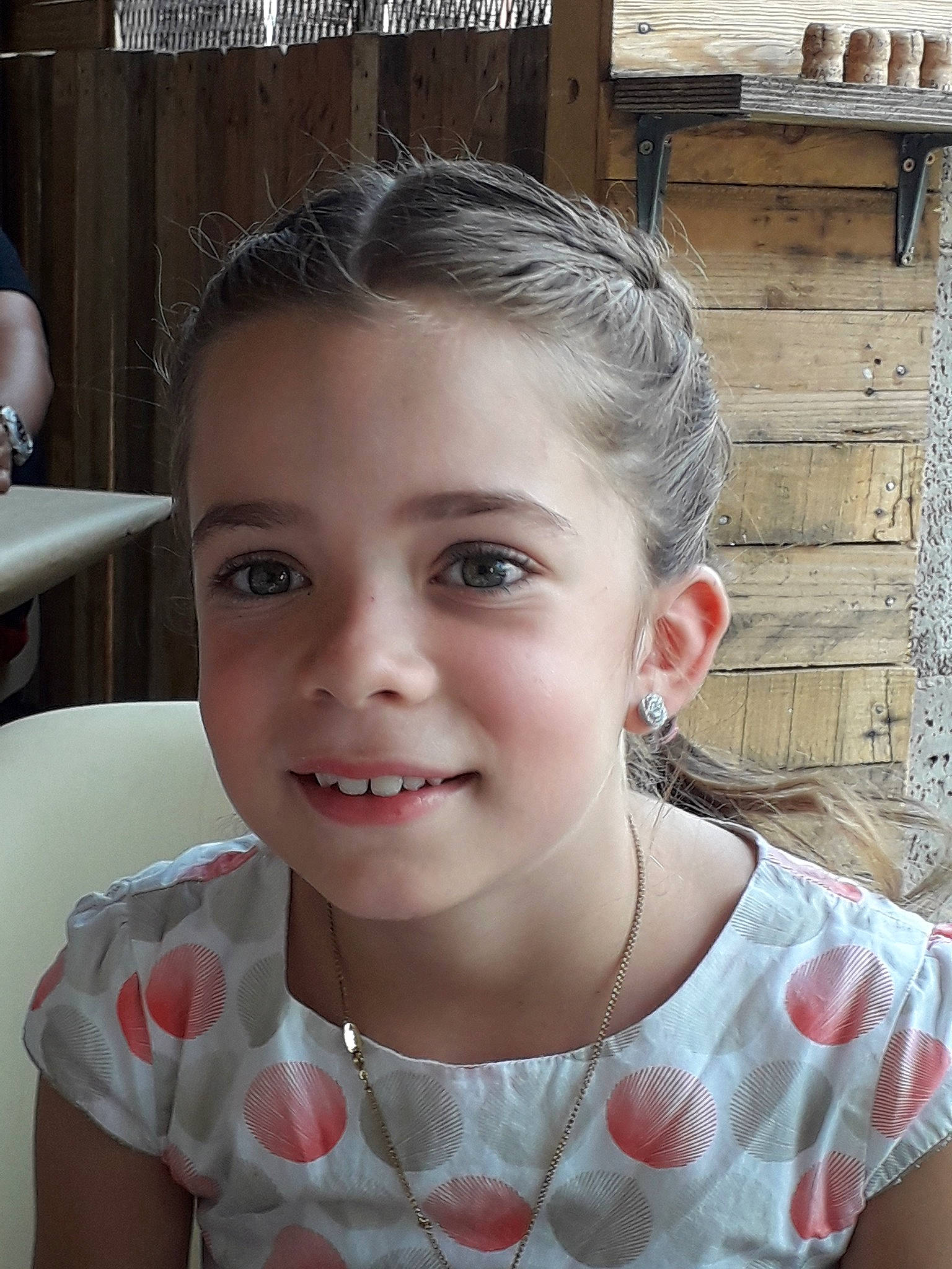 Lison participe au concours pour gagner de l'argent avec cette photo : blond, cheek, child, chin, ear, eye, eyebrow, face, facial_expression, forehead, hair, hairstyle, head, joy, lip, neck, nose, organ, person, skin