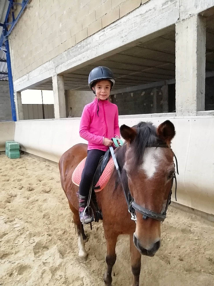 Lison participe au concours pour gagner de l'argent avec cette photo : animal_sports, bridle, equestrian_sport, equestrianism, equitation, halter, headwear, horse, horse_supplies, horse_tack, horse_trainer, joy, mammal, mane, mare, pack_animal, person, pony, recreation, rein