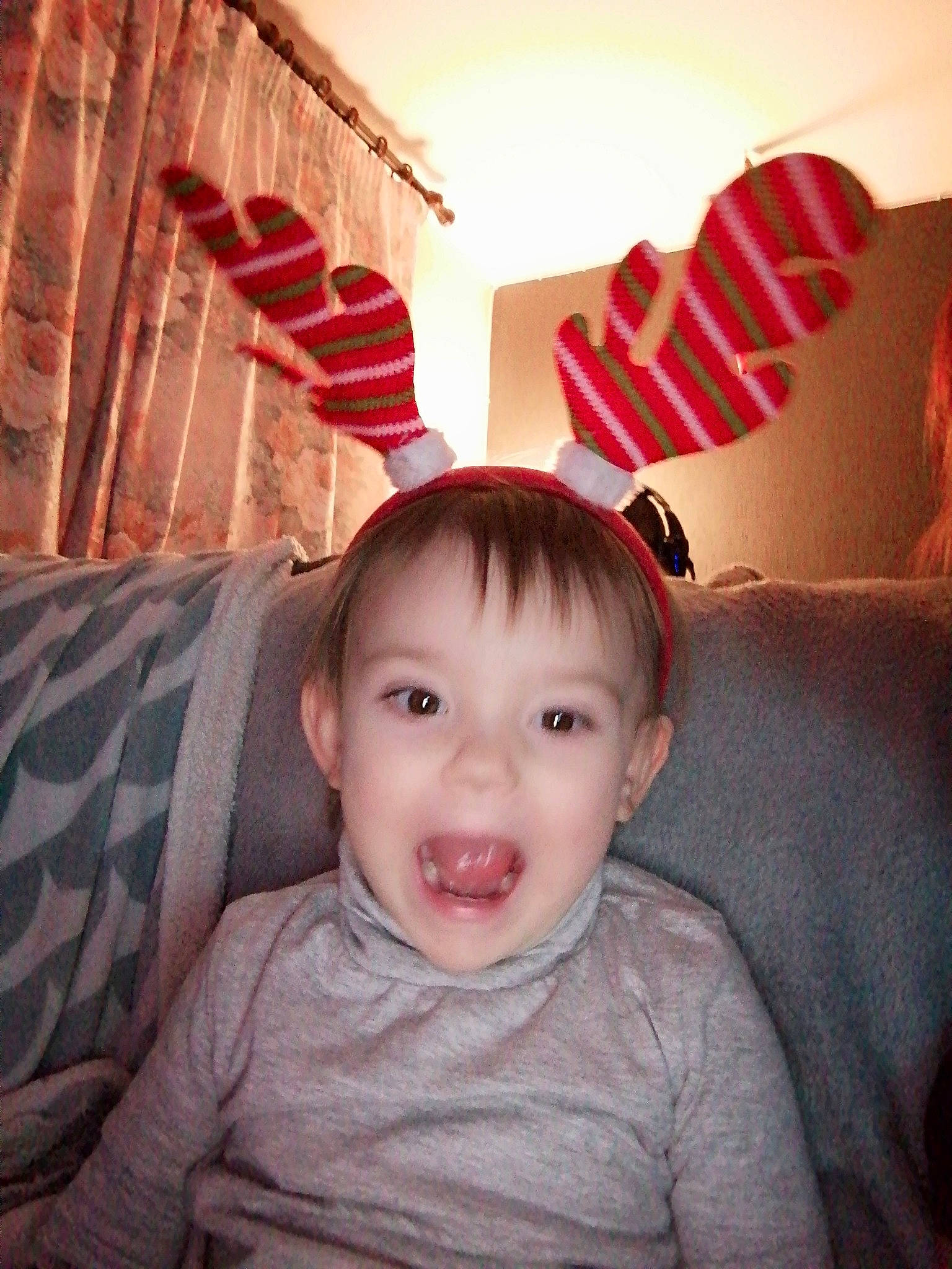 Cassey a rejoint le concours — aidez-le/la à gagner de superbes lots ! baby, baby_toddler_clothing, cheek, comfort, coquelicot, couch, curtain, ear, eyelash, home_accessories, humour, interior_design, iris, lip, living_room, mouth, peach, person, tongue, tooth