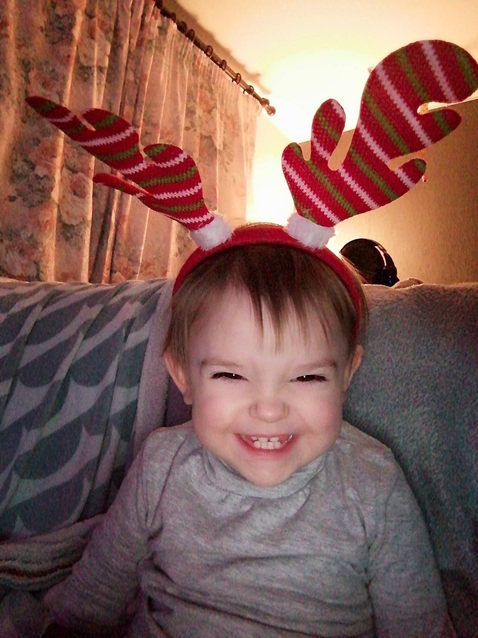 Cassey participe au concours pour gagner de l'argent avec cette photo : baby, baby_laughing, baby_toddler_clothing, comfort, couch, ear, fun, happy, humour, iris, joy, laugh, living_room, organ, person, t_shirt, toddler, tongue, tooth