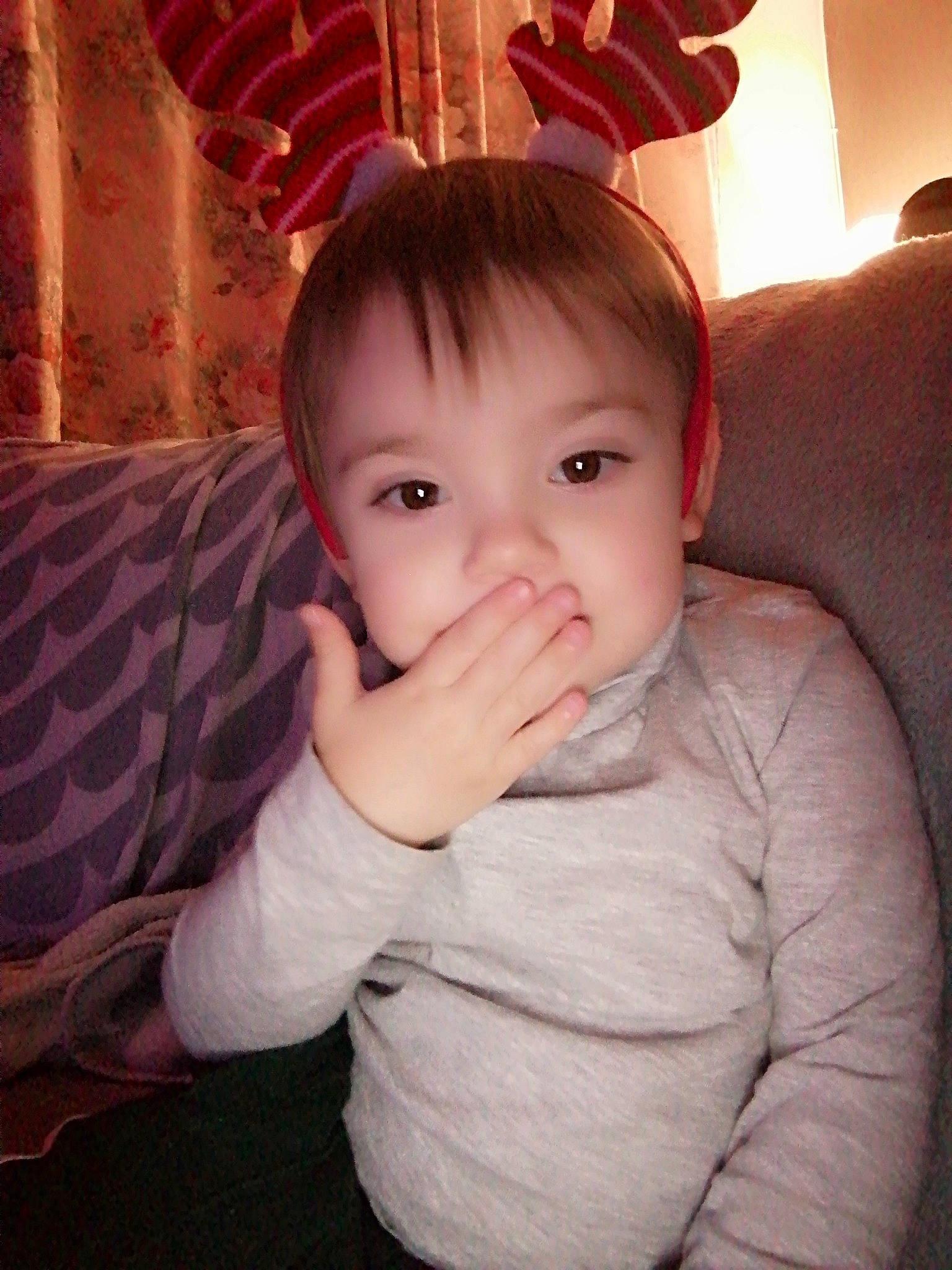 Cassey a rejoint le concours — aidez-le/la à gagner de superbes lots ! baby, baby_toddler_clothing, cheek, child, comfort, couch, ear, eye, finger, guitar, living_room, nail, nose, person, thumb, toddler