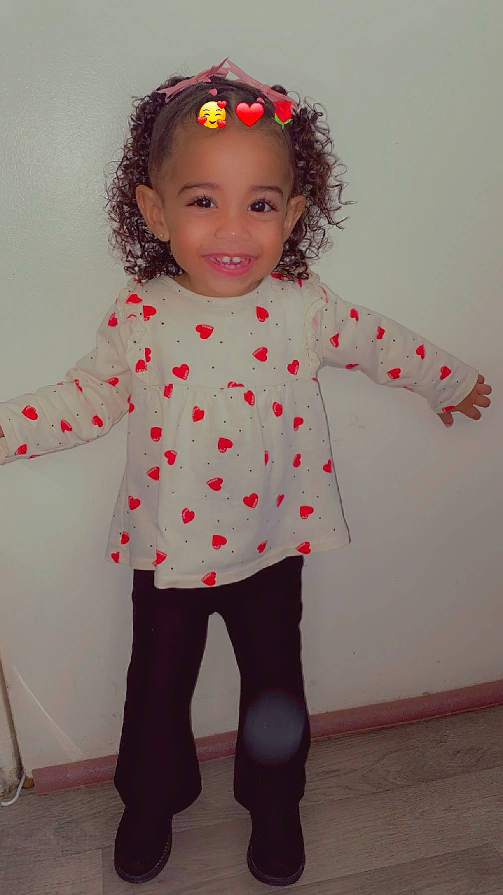 Calhy a rejoint le concours — aidez-le/la à gagner de superbes lots ! baby_toddler_clothing, child, clothing, face, facial_expression, hair, hairstyle, happy, head, headgear, joy, magenta, neck, pattern, person, pink, red, sleeve, smile, toddler