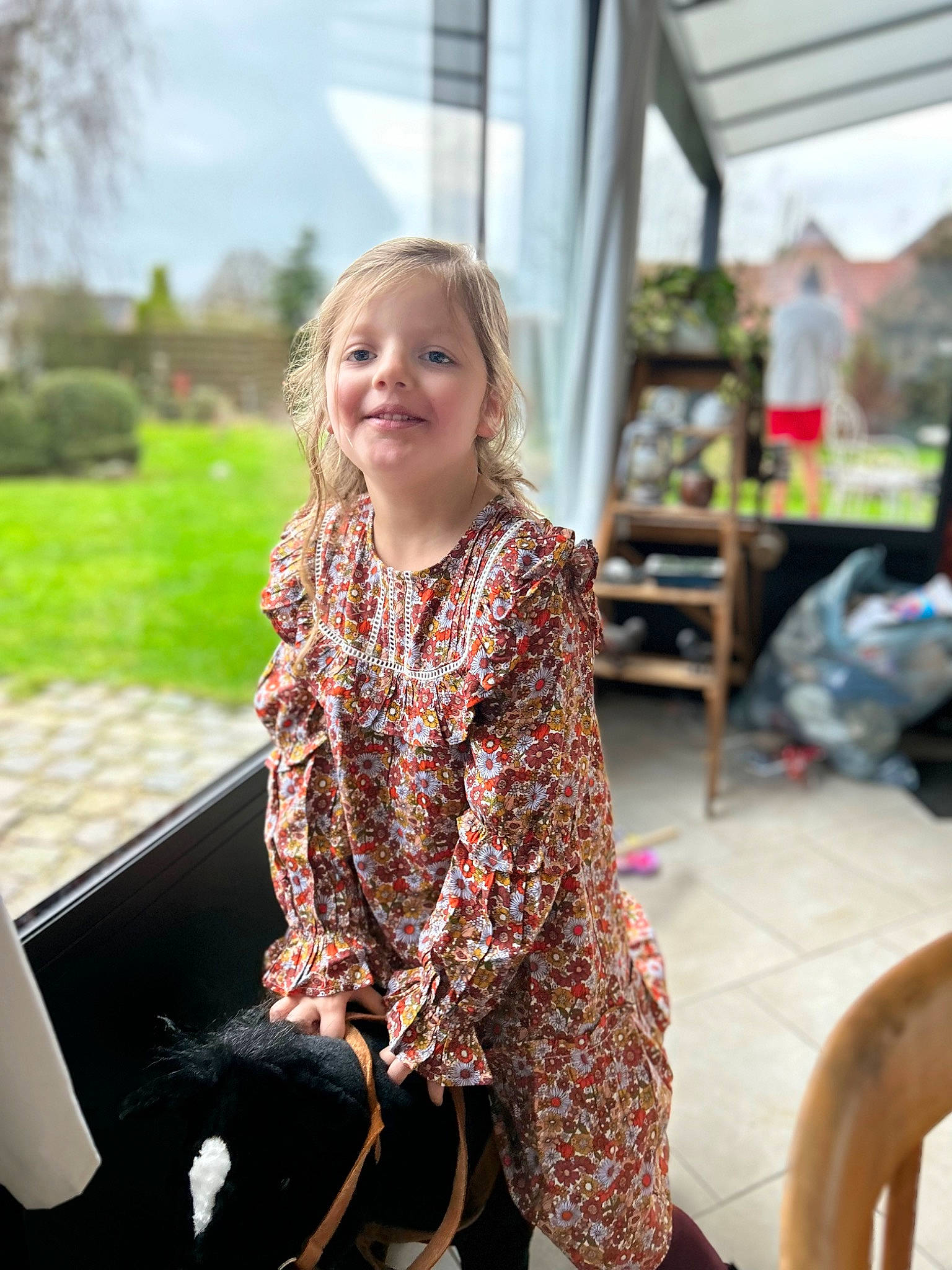 Valentine participe au concours pour gagner de l'argent avec cette photo : blond, chair, child, event, face, fashion_accessory, fashion_design, flooring, formal_wear, fun, fur, happy, joy, leisure, pattern, person, recreation, sitting, sleeve, smile