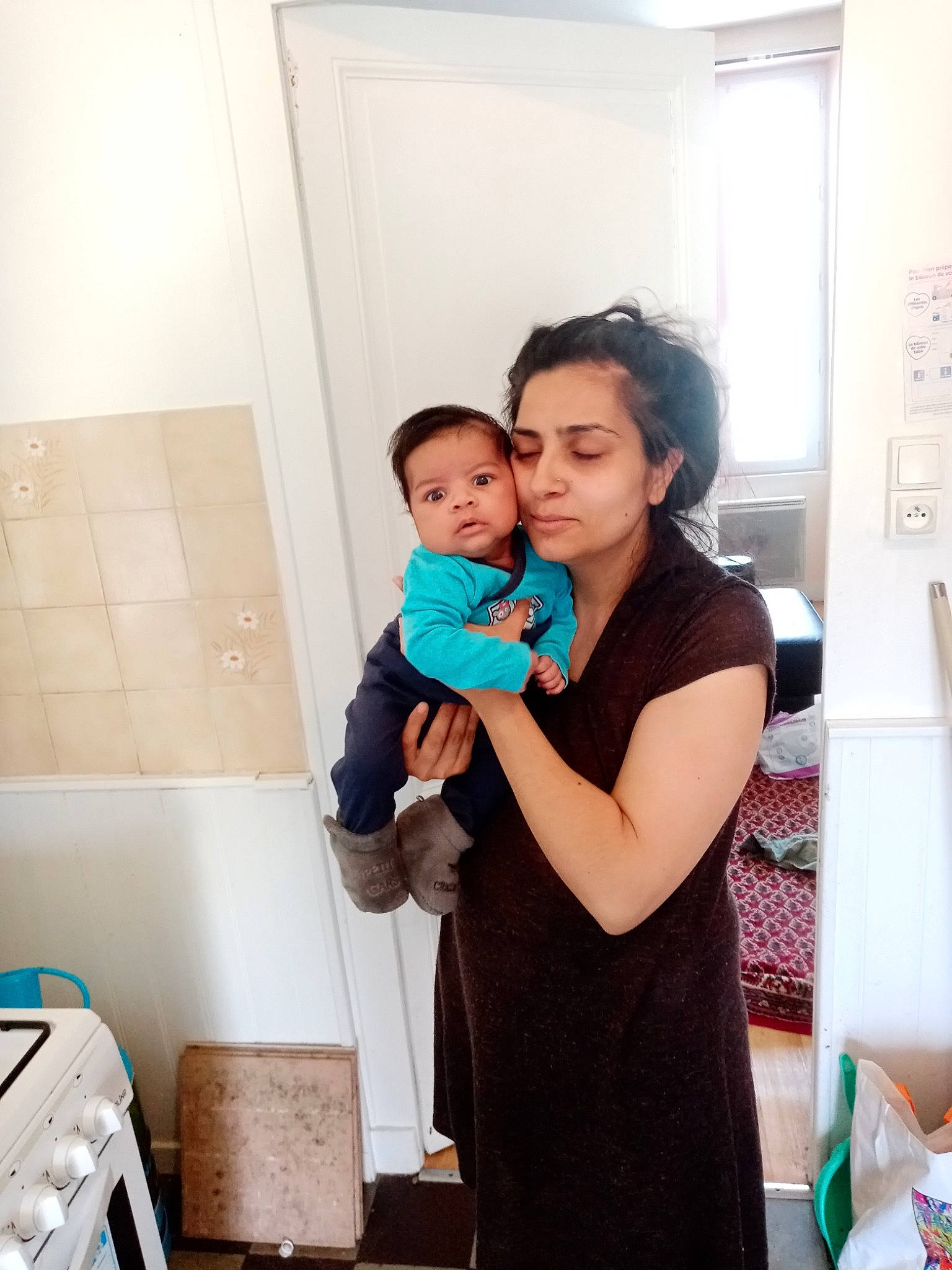 Benjamin participe au concours pour gagner de l'argent avec cette photo : baby, child, event, family, happy, house, hug, party, people, person, photography, room, skin, smile, snapshot, toddler, vacation