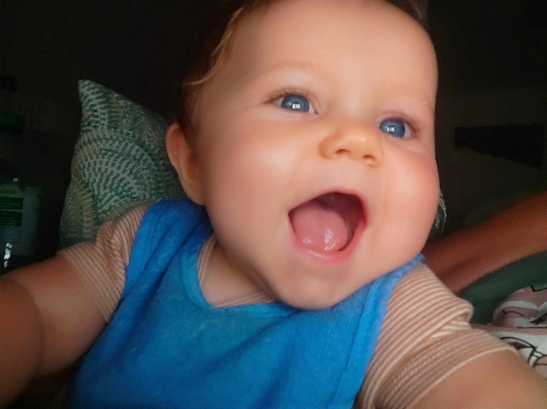 Jules a rejoint le concours — aidez-le/la à gagner de superbes lots ! baby, close_up, smile, blue_eyes, bib, striped_shirt, face, infant, joyful, happy, child, cute, expression, indoor, pillow, pattern, soft_lighting, skin, mouth_open, person