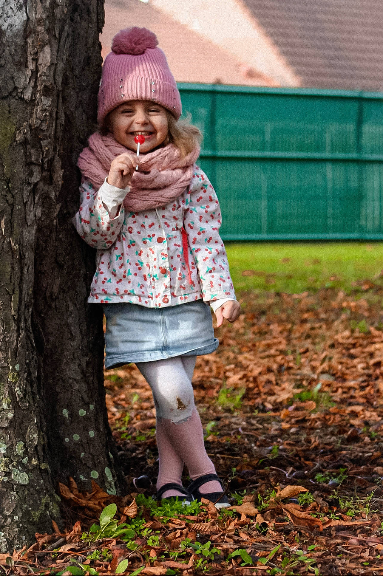 Katniss a rejoint le concours — aidez-le/la à gagner de superbes lots ! blond, brown_hair, child, facial_expression, fashion, grass, happy, headwear, human_leg, joy, leg, long_hair, outerwear, pattern, people_in_nature, person, plaid, plant, shoe, skin