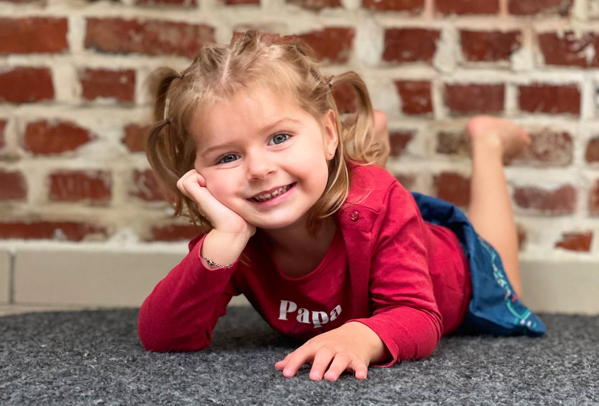 Katniss participe au concours pour gagner de l'argent avec cette photo : baby_toddler_clothing, beauty, child, dress, facial_expression, flash_photography, floor, flooring, fun, grass, hairstyle, happy, human, joy, people_in_nature, person, plant, smile, standing, t_shirt