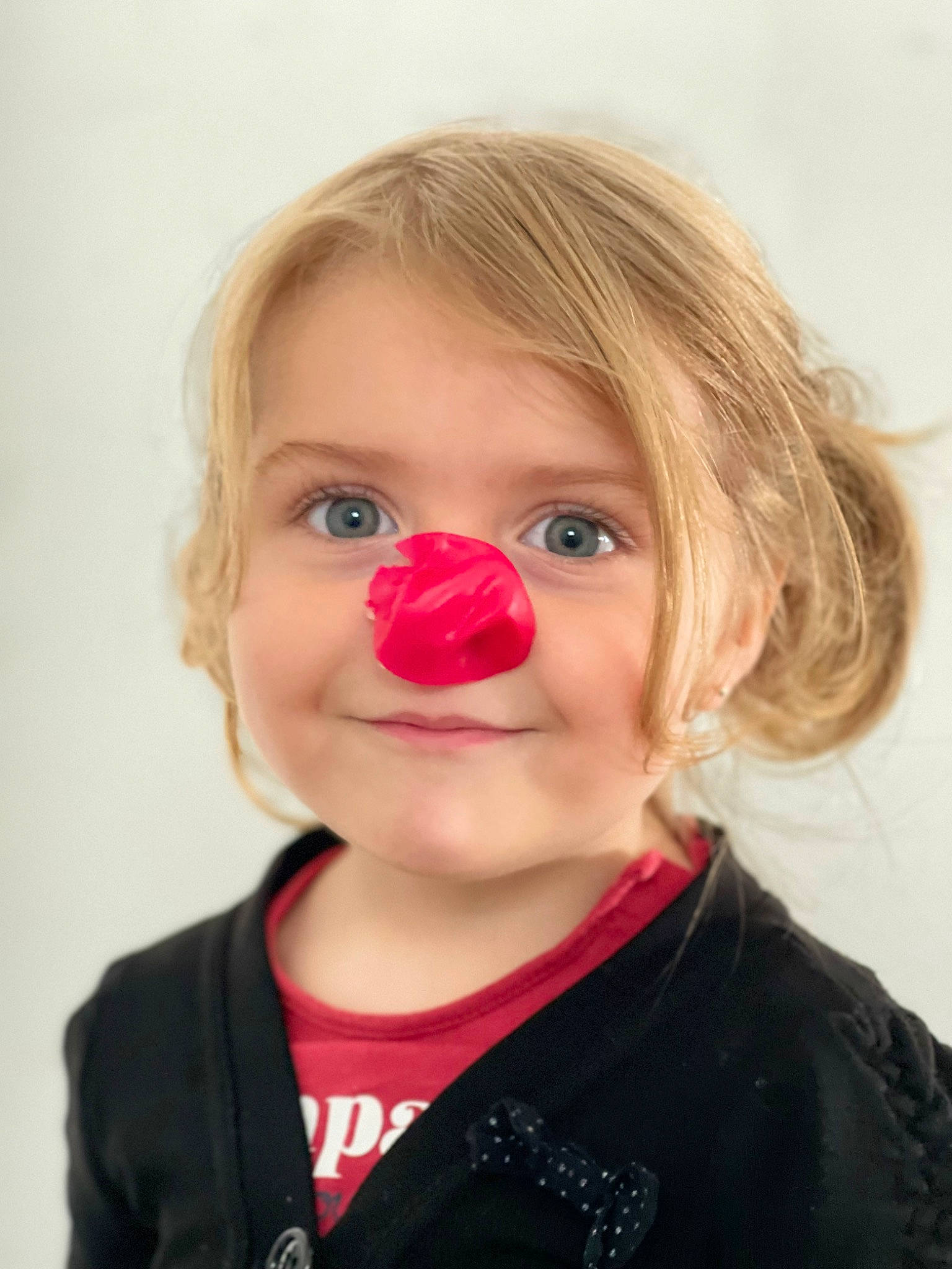 Katniss a rejoint le concours — aidez-le/la à gagner de superbes lots ! audio_equipment, baby, baby_toddler_clothing, blond, cheek, child, eye, eyebrow, eyelash, fun, happy, iris, joy, lip, lipstick, magenta, nose, person, sleeve, smile