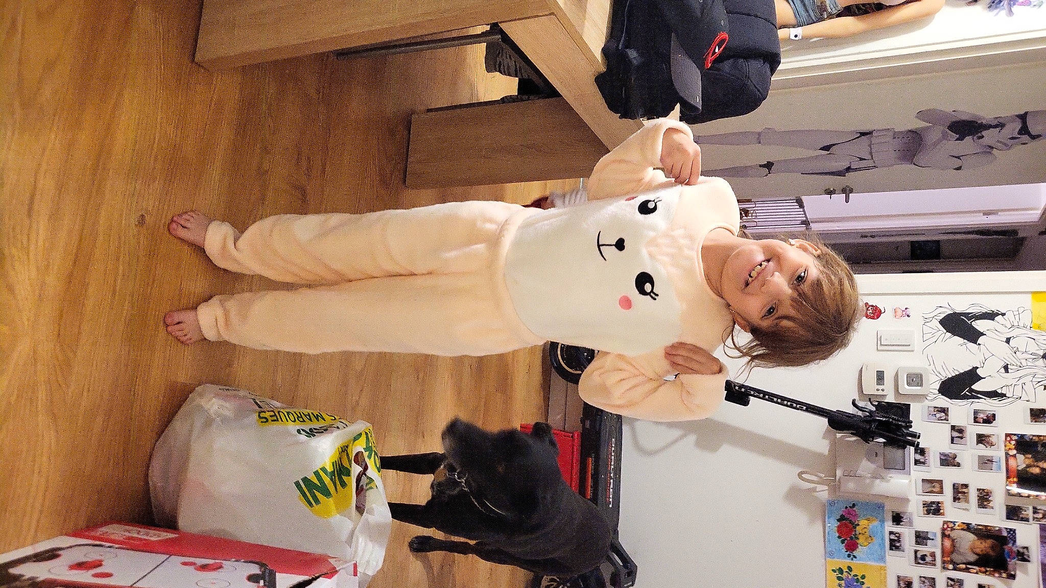 Rosalie participe au concours pour gagner de l'argent avec cette photo : baby, bag, child, comfort, hardwood, joy, luggage_and_bags, person, room, smile, thigh, toddler, wood