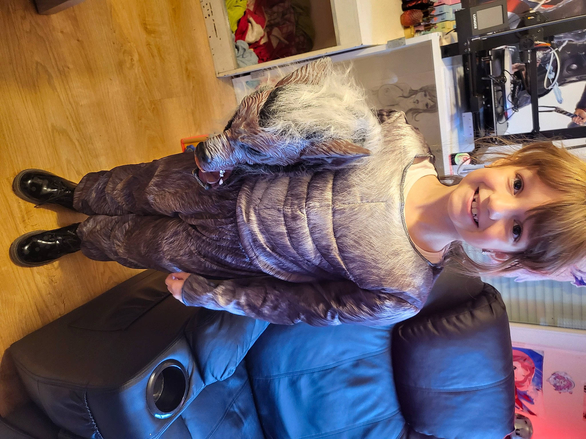Rosalie participe au concours pour gagner de l'argent avec cette photo : comfort, cool, denim, electric_blue, fashion_accessory, fashion_design, flooring, fun, fur, fur_clothing, glove, hair_coloring, human_leg, joy, lap, person, purple, selfie, shelf, sitting