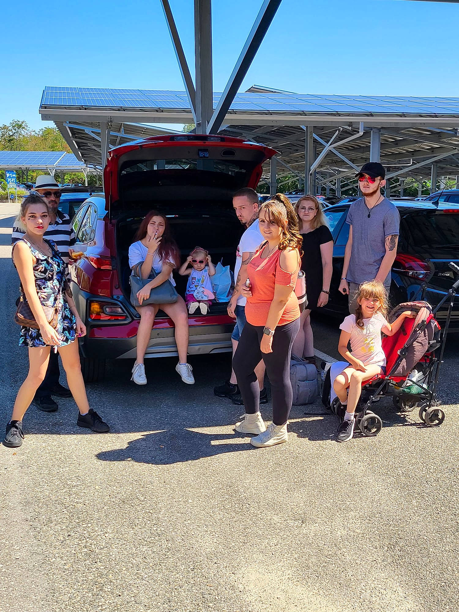 Rosalie participe au concours pour gagner de l'argent avec cette photo : asphalt, bag, crowd, electric_blue, event, fun, headwear, joy, leisure, luggage_and_bags, motor_vehicle, person, pole, recreation, shorts, sky, stage_equipment, t_shirt, team, tire