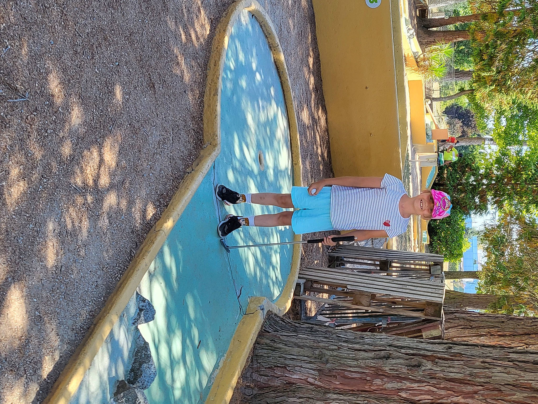 Rosalie participe au concours pour gagner de l'argent avec cette photo : azure, city, concrete, facade, fun, headwear, house, joy, landscape, leisure, pattern, pedestrian, person, plant, recreation, reflection, shadow, stairs, tints_and_shades, tree
