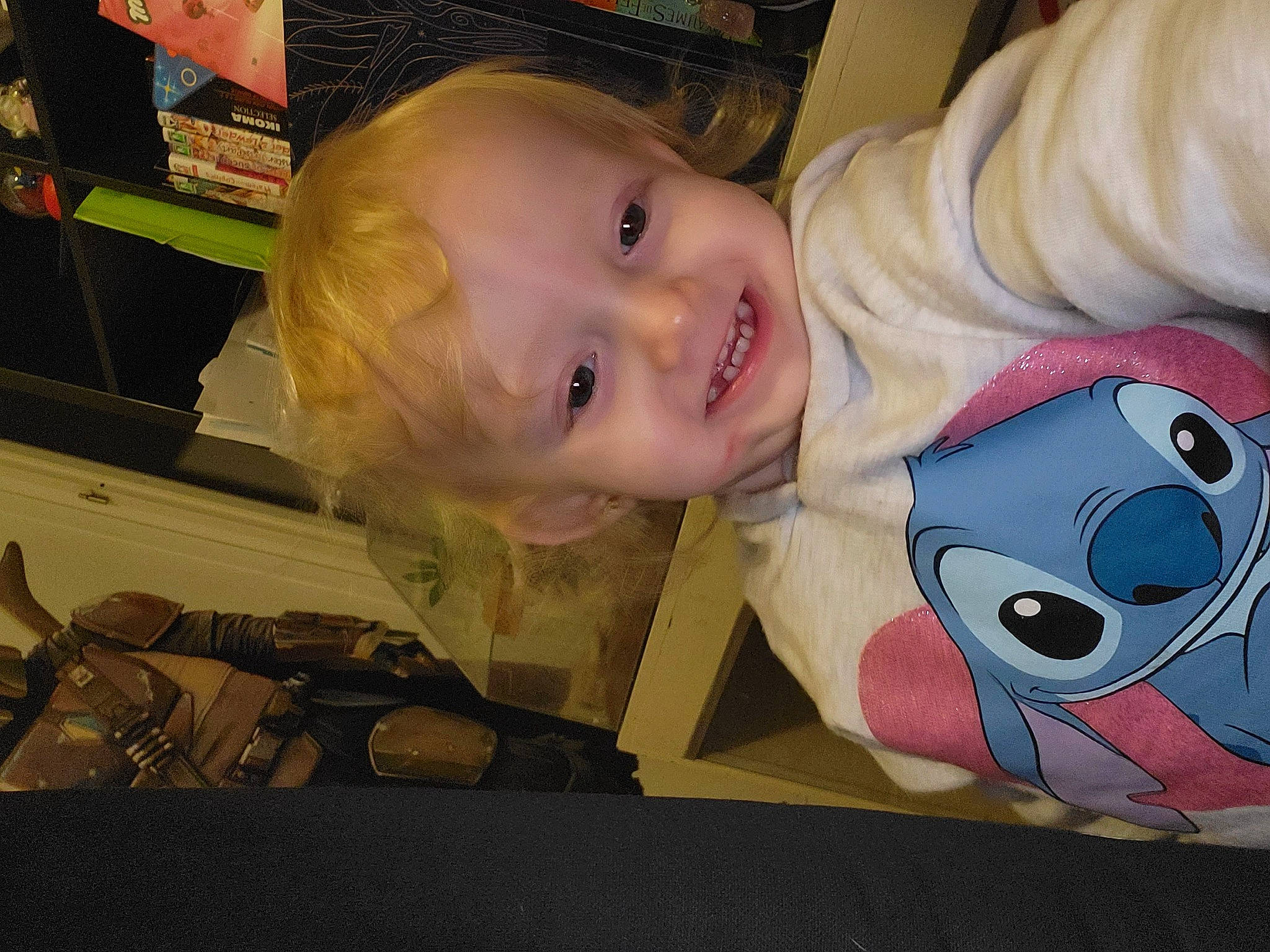 Kimberly a rejoint le concours — aidez-le/la à gagner de superbes lots ! baby, baby_products, baby_toddler_clothing, baby_toys, carmine, cheek, child, fun, happy, joy, mouth, pattern, person, room, shelf, sitting, sleeve, smile, t_shirt, toddler