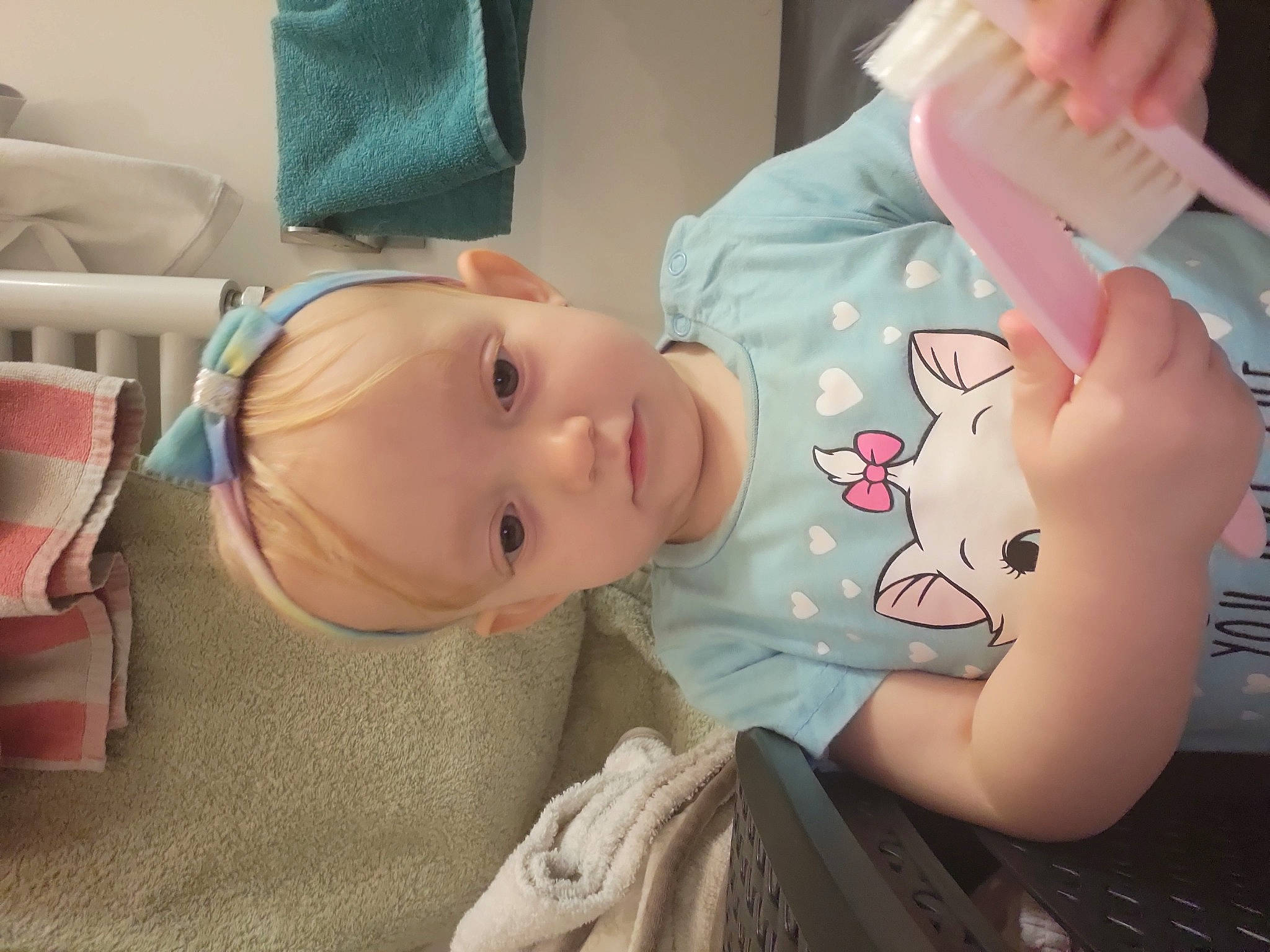 Kimberly a rejoint le concours — aidez-le/la à gagner de superbes lots ! baby, baby_products, baby_toddler_clothing, chair, cheek, child, comfort, eyebrow, eyelash, gesture, happy, head, lip, mouth, nail, nose, person, room, skin, thumb