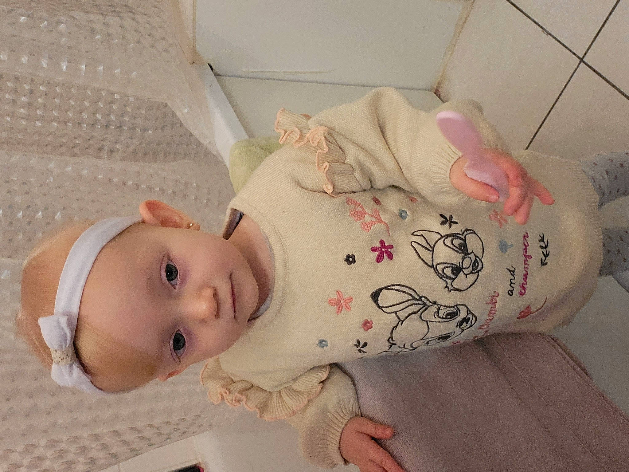 Kimberly a rejoint le concours — aidez-le/la à gagner de superbes lots ! baby, baby_products, baby_toddler_clothing, cheek, child, comfort, eye, eyelash, head, headgear, human_body, linens, pattern, person, pink, room, skin, sleeve, toddler