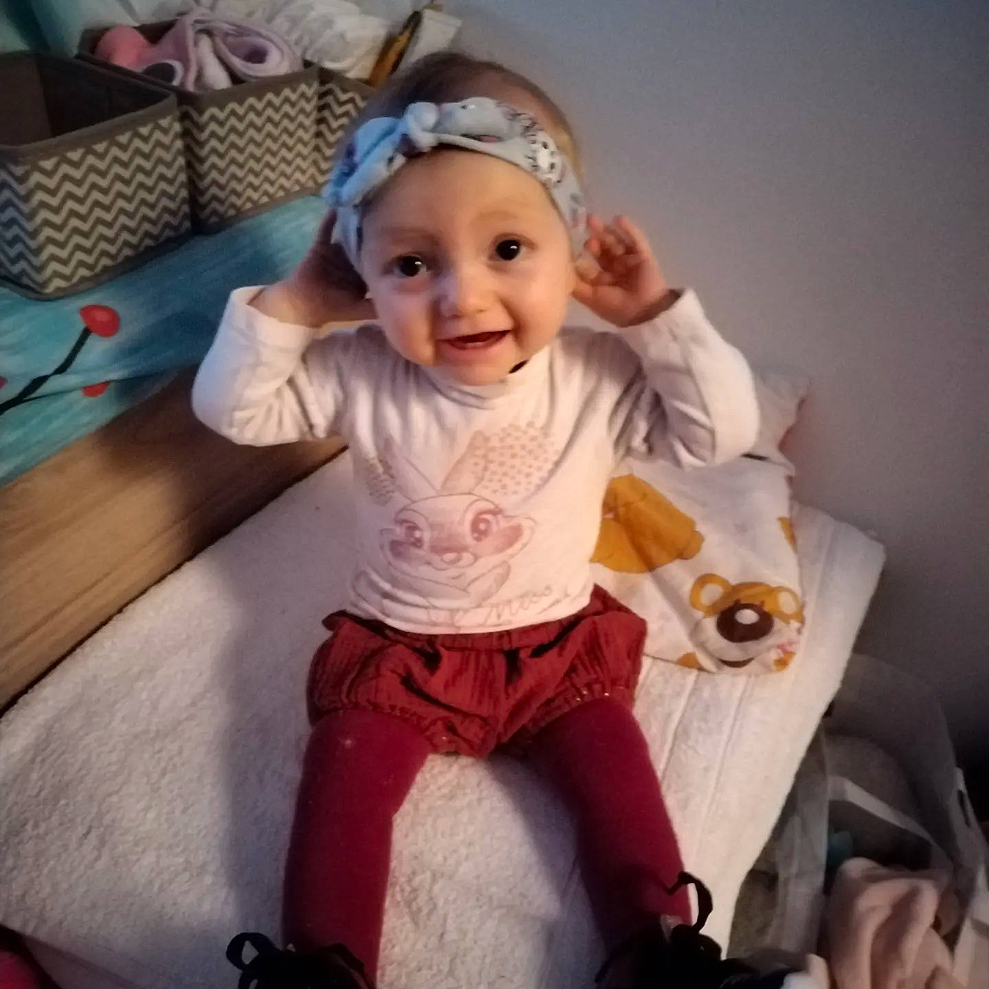 Kimberly a rejoint le concours — aidez-le/la à gagner de superbes lots ! baby, baby_toddler_clothing, blond, chair, cheek, comfort, eye, finger, fun, happy, headgear, headwear, iris, person, pink, selfie, sleeve, smile, sportswear, t_shirt