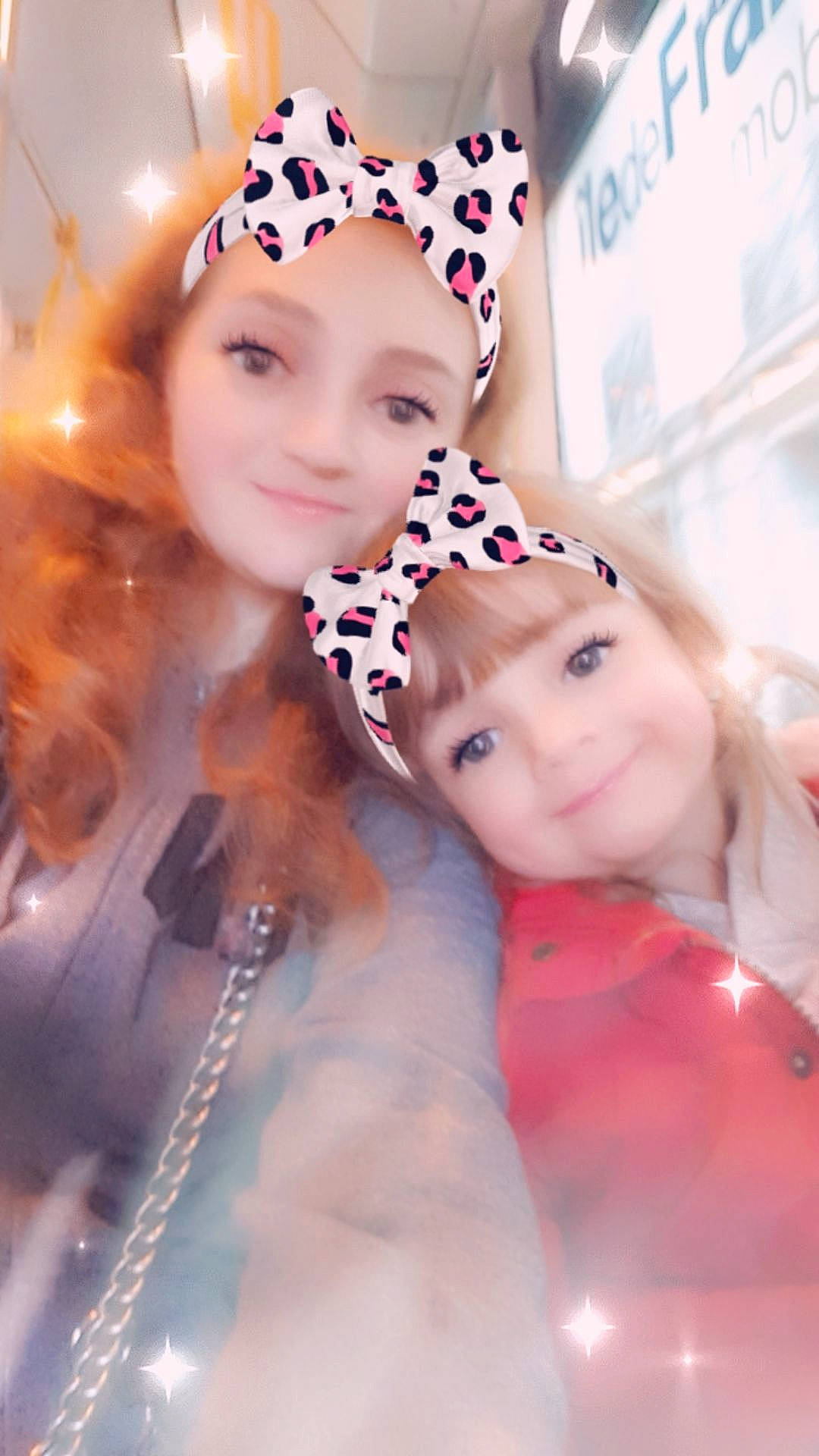 Rosalie a rejoint le concours — aidez-le/la à gagner de superbes lots ! costume, earrings, entertainment, event, eyebrow, eyelash, fashion_accessory, fashion_design, fun, happy, headgear, headpiece, headwear, jewellery, joy, lip, long_hair, magenta, makeover, person