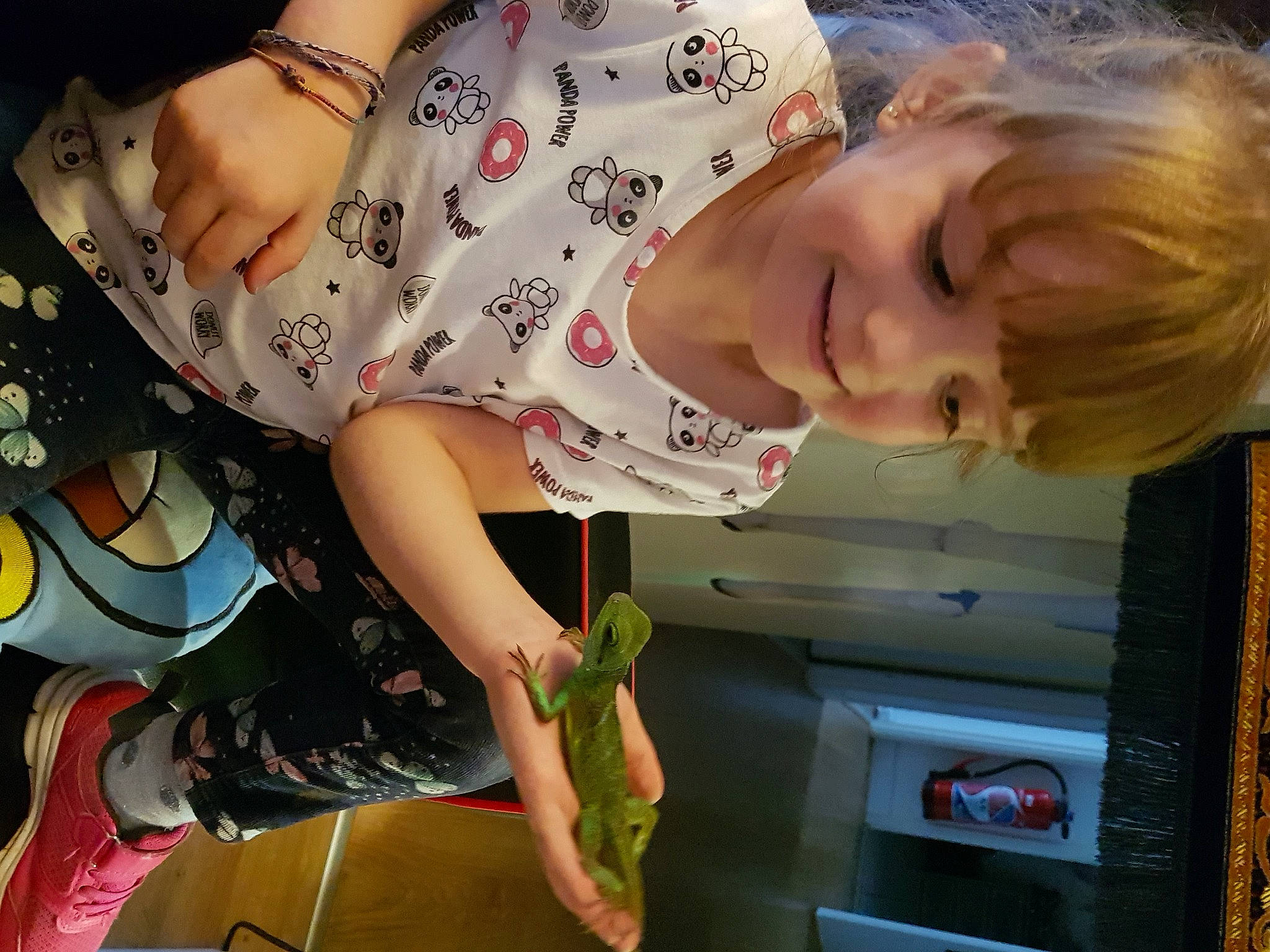 Rosalie a rejoint le concours — aidez-le/la à gagner de superbes lots ! arm, elbow, finger, fun, hair, hand, happy, human_leg, joint, joy, knee, mouth, pattern, person, photograph, plant, sleeve, snapshot, thigh, toddler