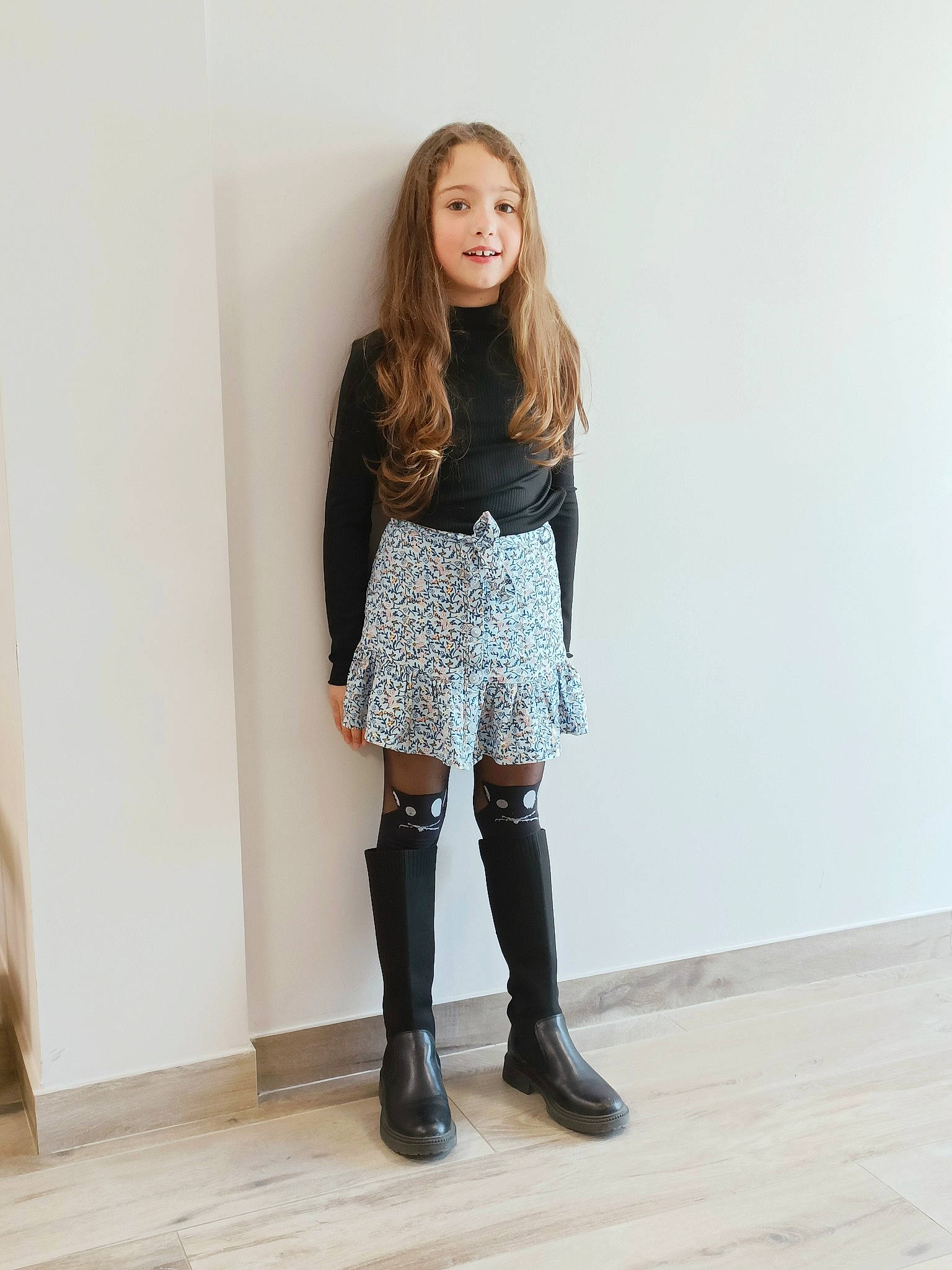 Aliya a rejoint le concours — aidez-le/la à gagner de superbes lots ! blazer, electric_blue, face, fashion_design, fashion_model, flooring, hair, human_leg, joy, knee, knee_high_boot, long_hair, pattern, person, shoulder, sleeve, sportswear, t_shirt, thigh, trunk